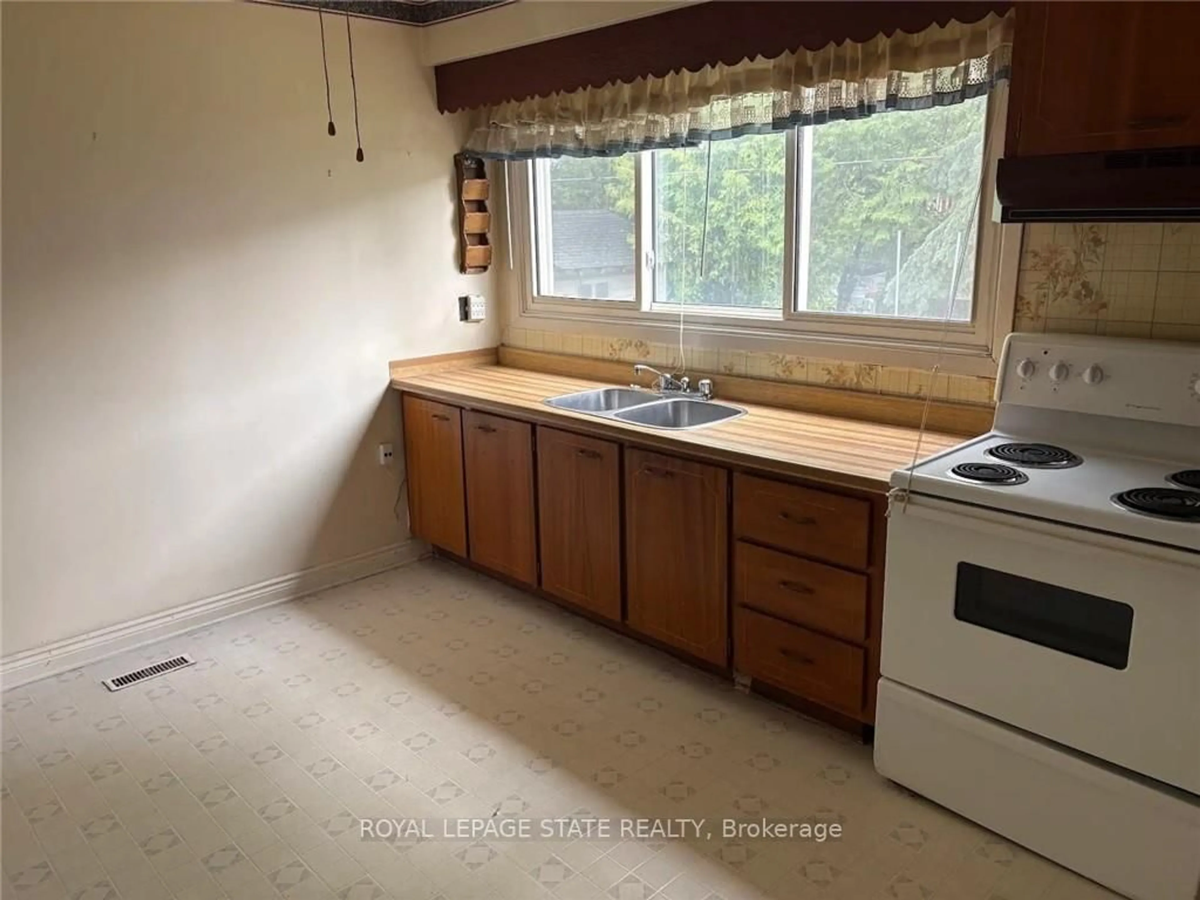 Standard kitchen, unknown for 2379 Maryvale Crt, Burlington Ontario L7P 2P1