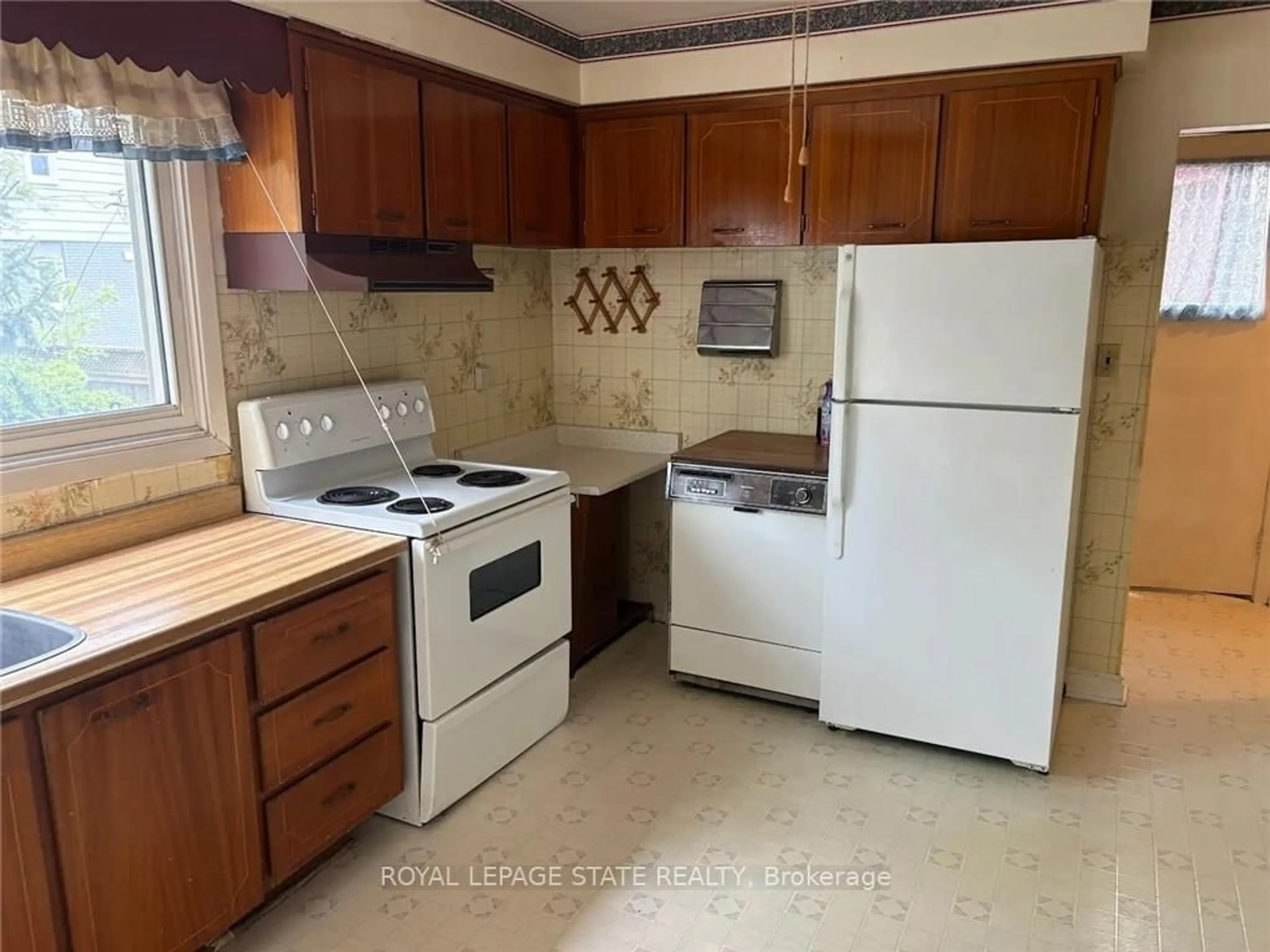 Standard kitchen, unknown for 2379 Maryvale Crt, Burlington Ontario L7P 2P1