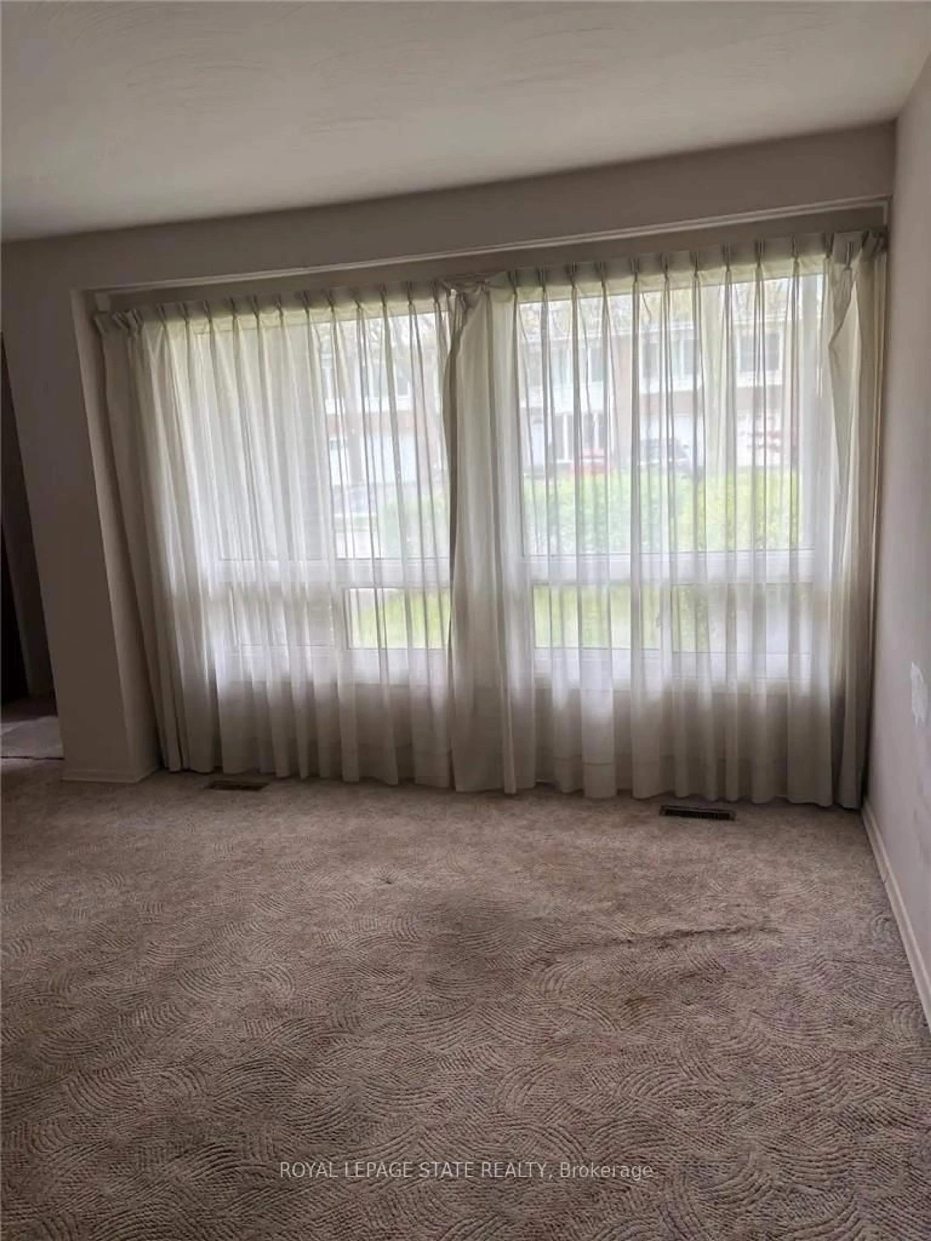 A pic of a room for 2379 Maryvale Crt, Burlington Ontario L7P 2P1