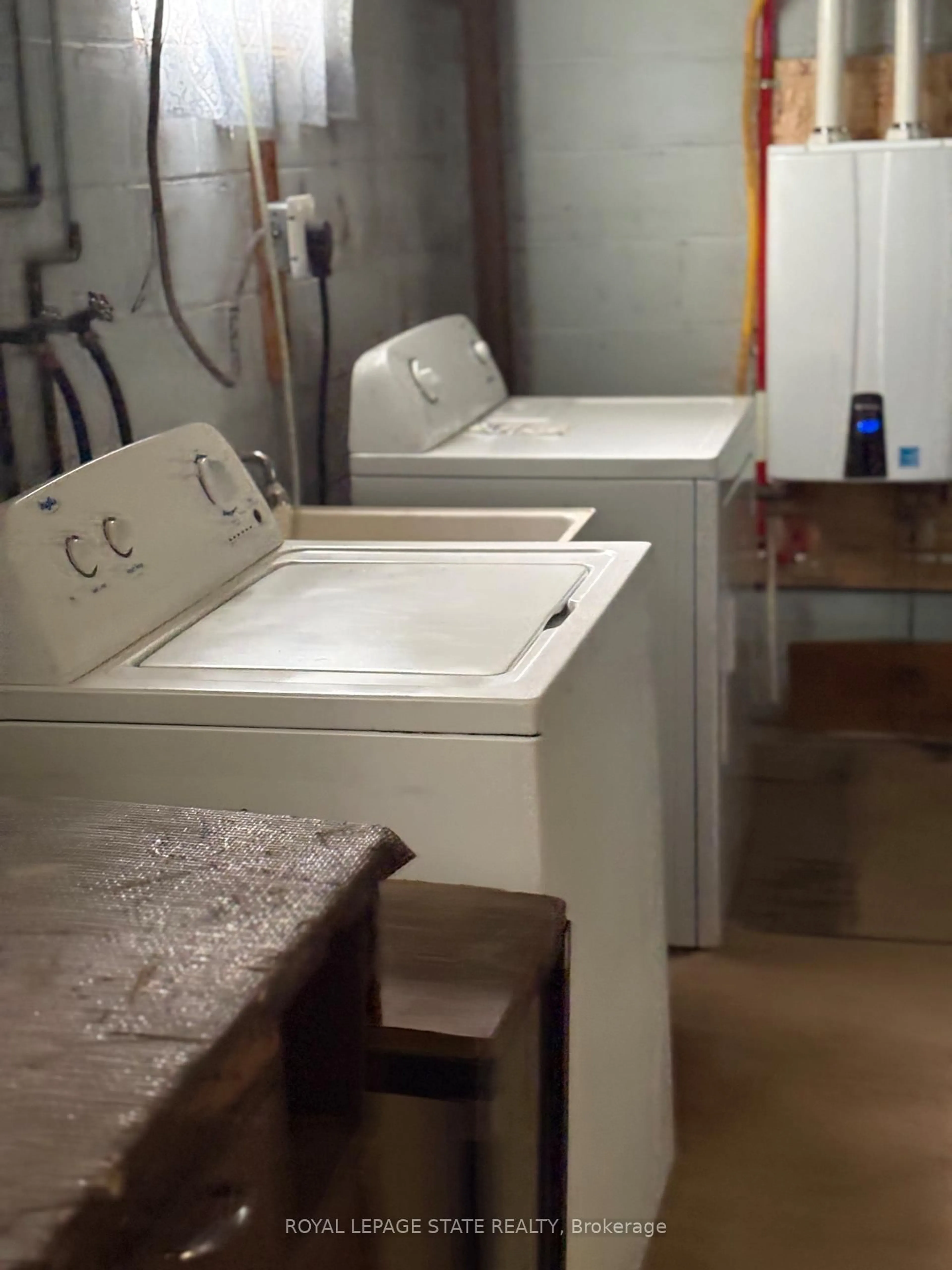 Kitchen with laundary machines, floor is not visible for 2379 Maryvale Crt, Burlington Ontario L7P 2P1
