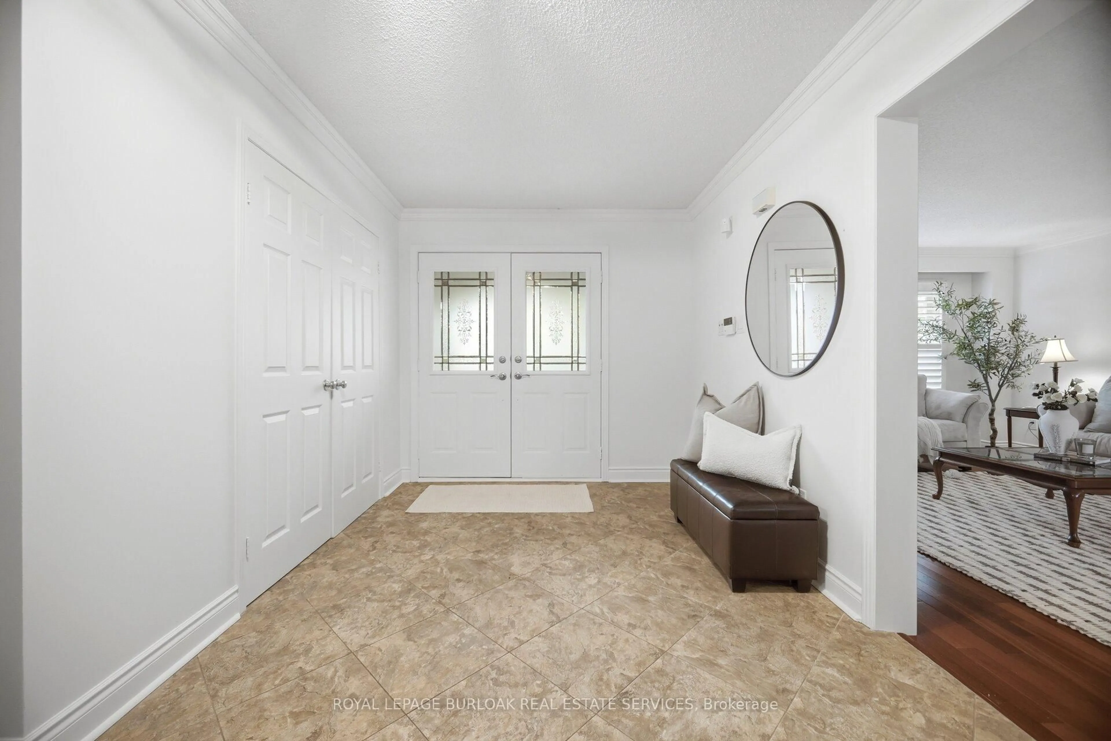 Indoor entryway for 1122 Berkshire Crt, Oakville Ontario L6M 2L6