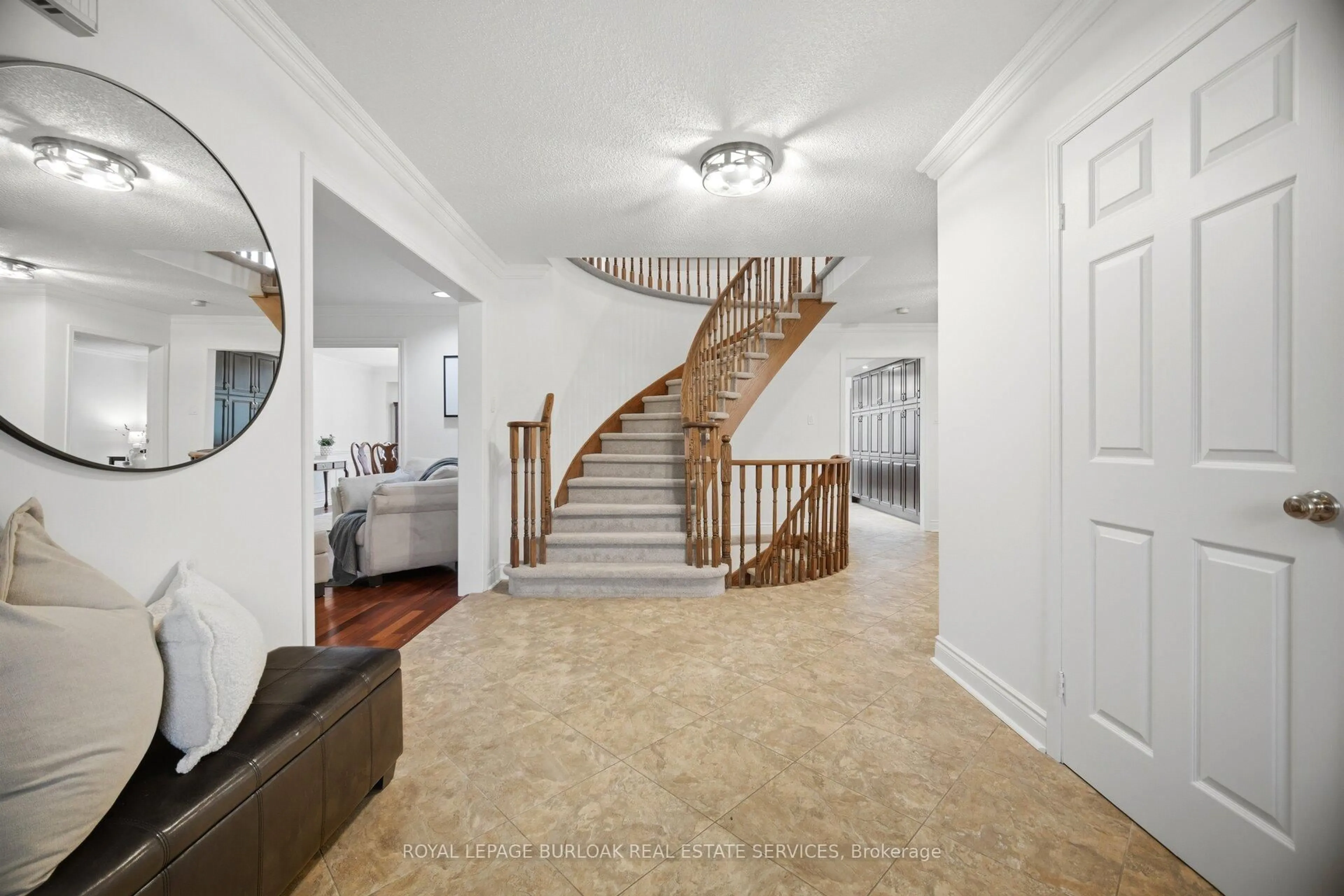Indoor foyer for 1122 Berkshire Crt, Oakville Ontario L6M 2L6