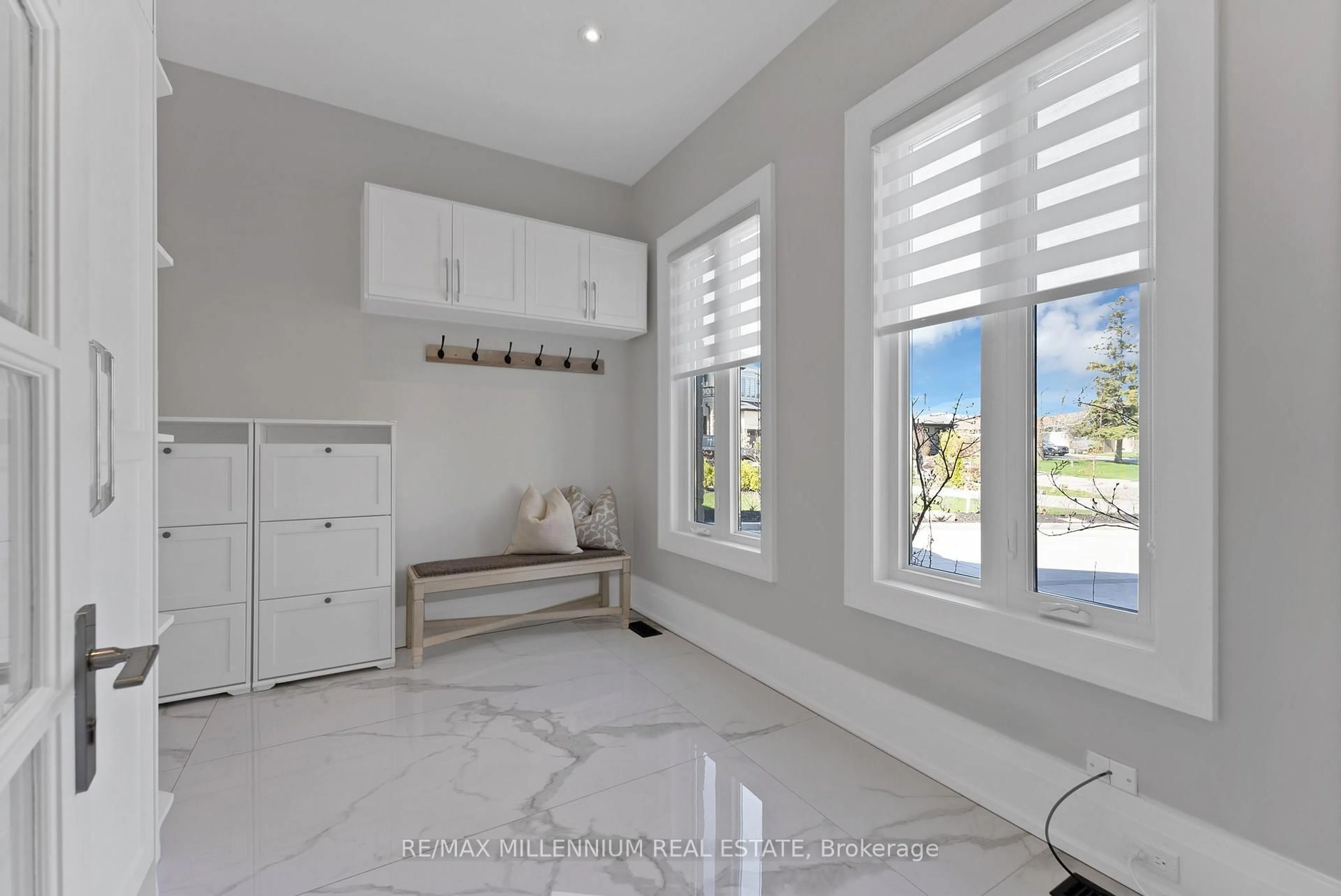 Indoor entryway for 162 Oliver Pl, Oakville Ontario L6H 1K8
