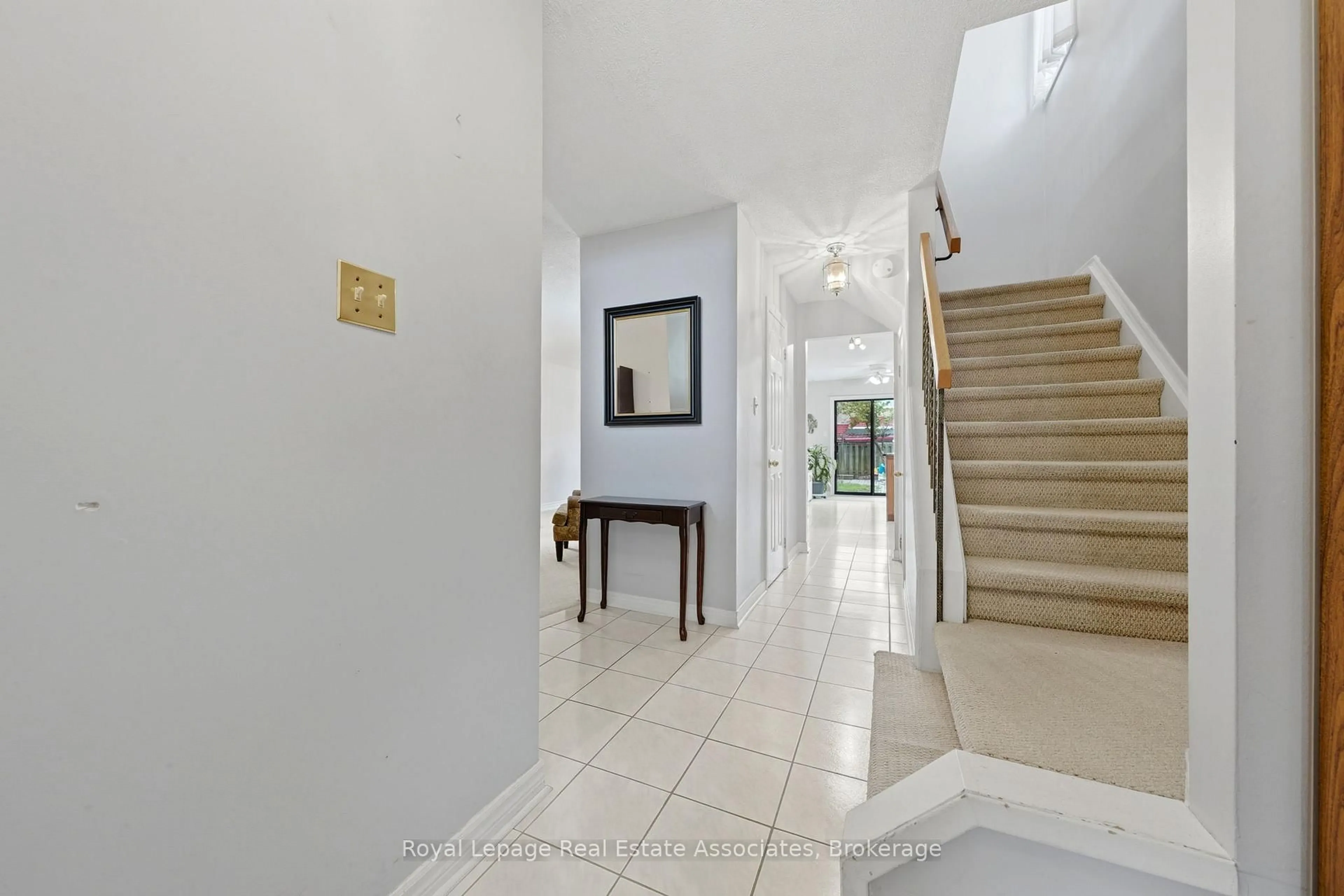 Indoor foyer for 14 Beisel Crt, Brampton Ontario L6Z 2R8