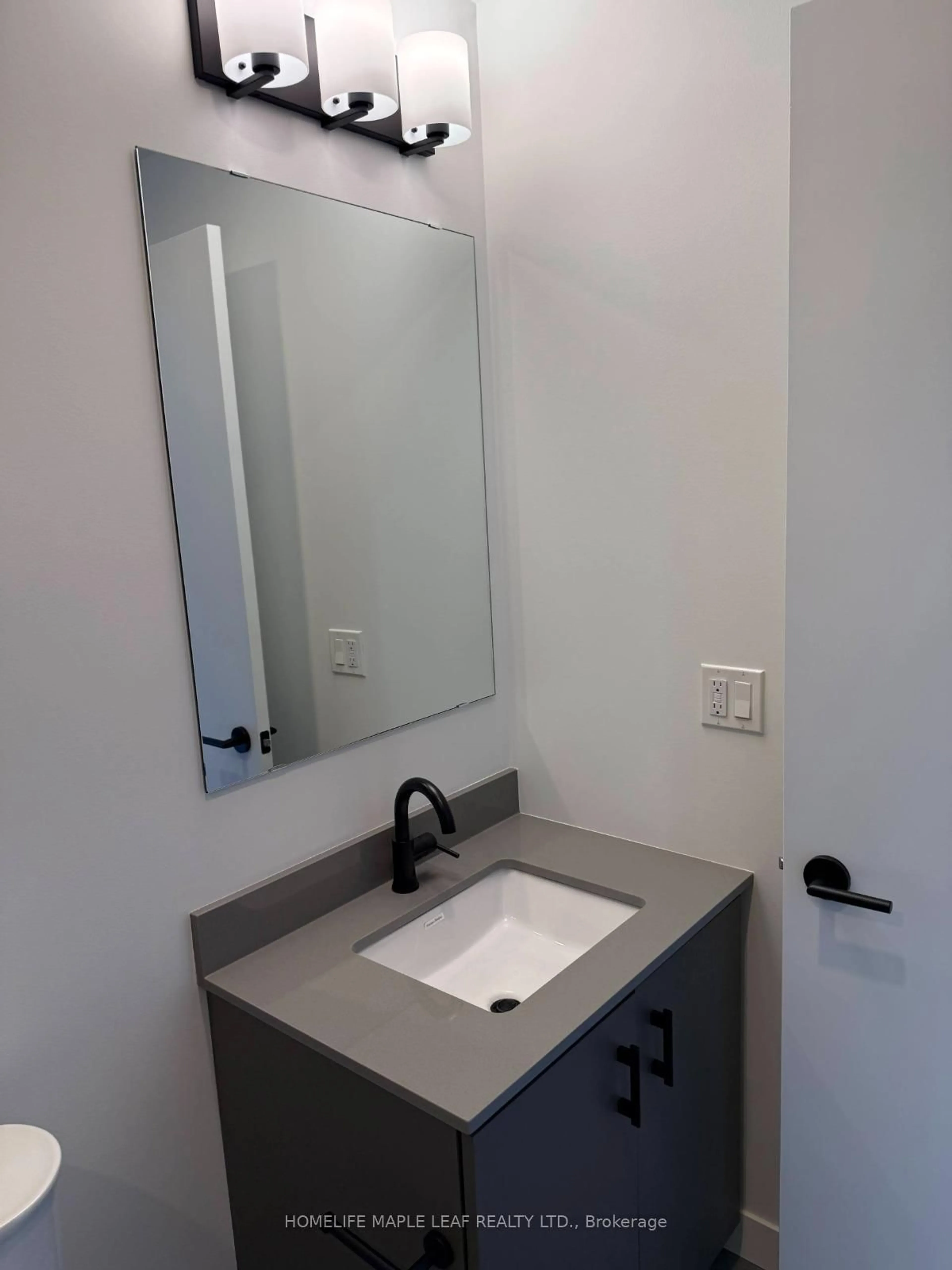 Standard bathroom, unknown for 4878 Power Common #1002, Burlington Ontario L7M 0W7