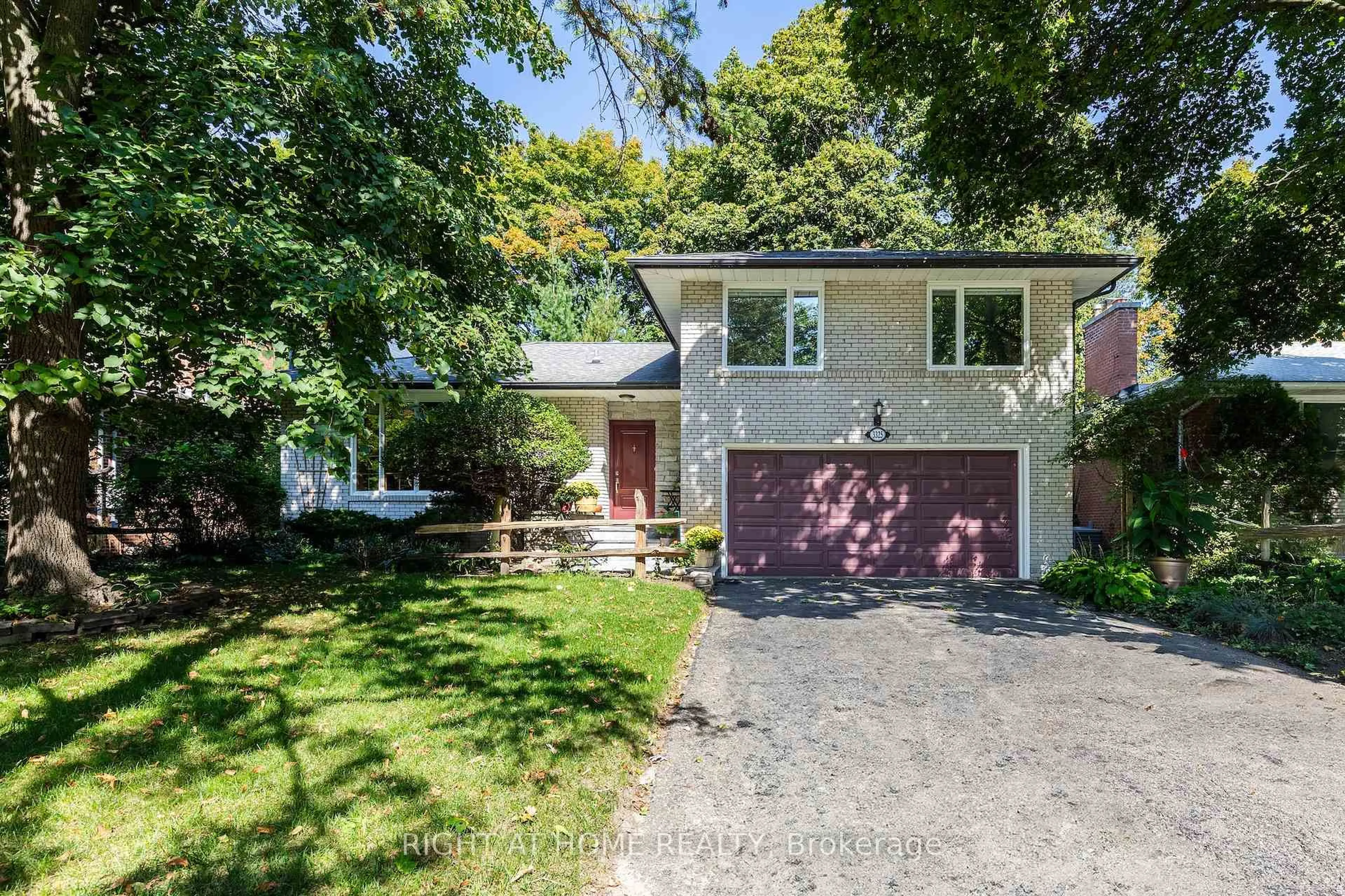 A pic from outside/outdoor area/front of a property/back of a property/a pic from drone, street for 3325 Enniskillen Circ, Mississauga Ontario L5C 2M9