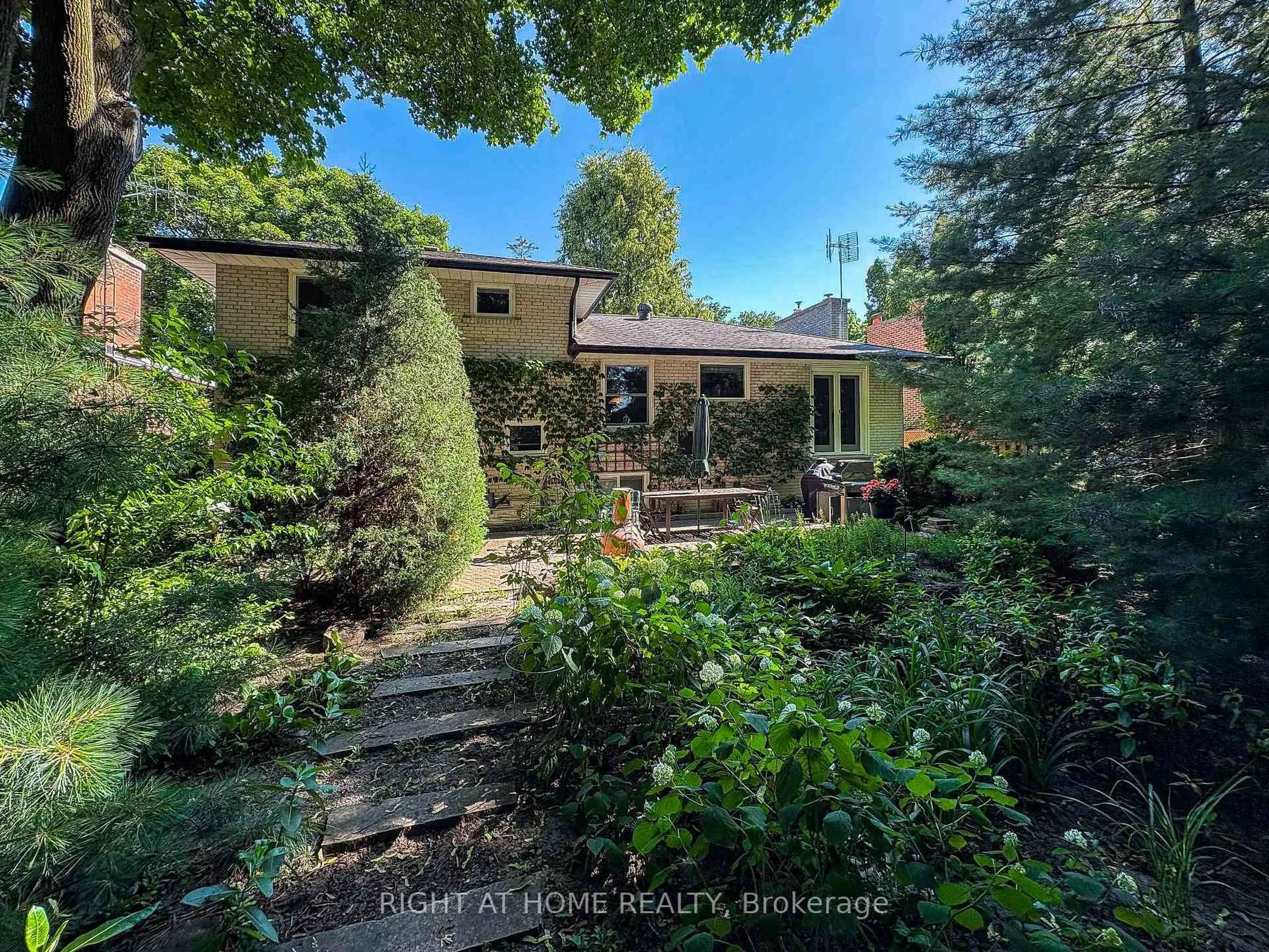 A pic from outside/outdoor area/front of a property/back of a property/a pic from drone, forest/trees view for 3325 Enniskillen Circ, Mississauga Ontario L5C 2M9