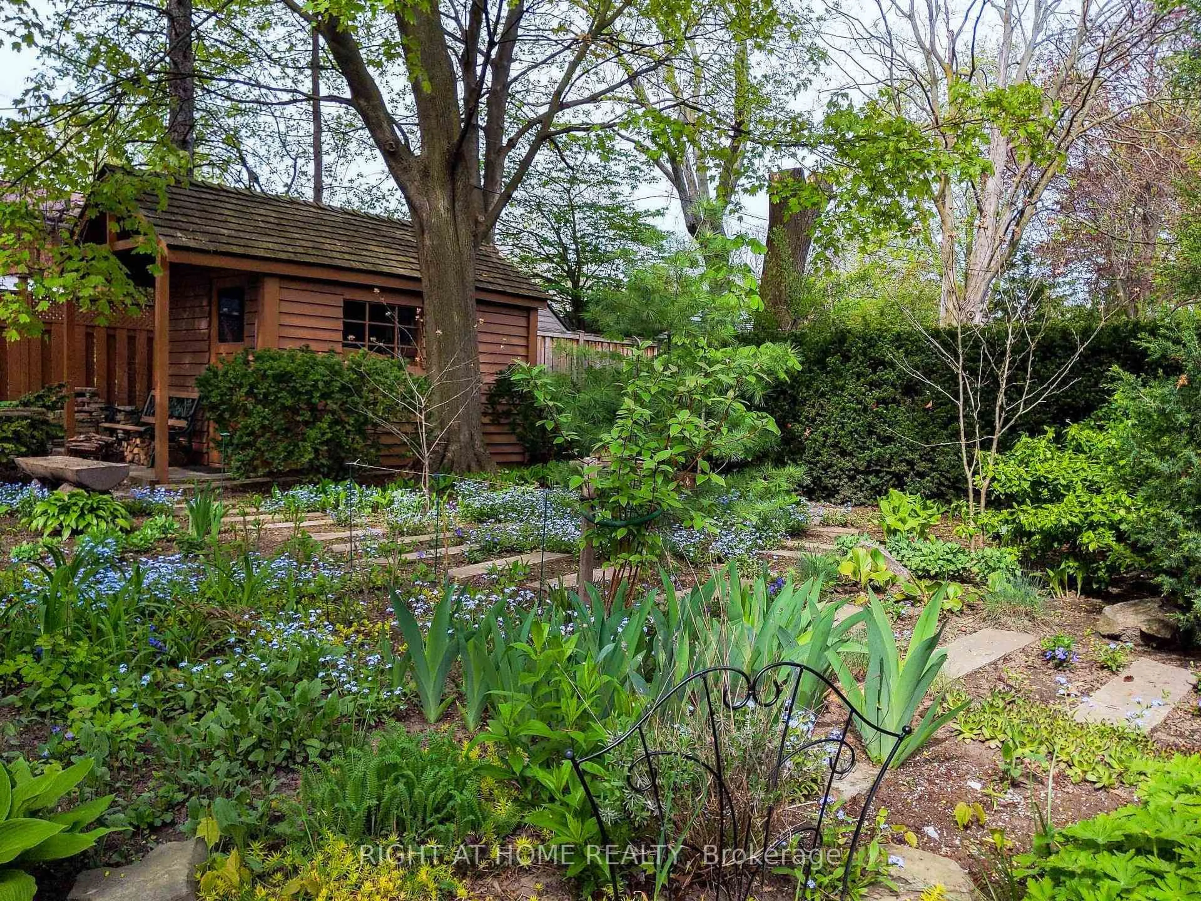 Patio, forest/trees view for 3325 Enniskillen Circ, Mississauga Ontario L5C 2M9