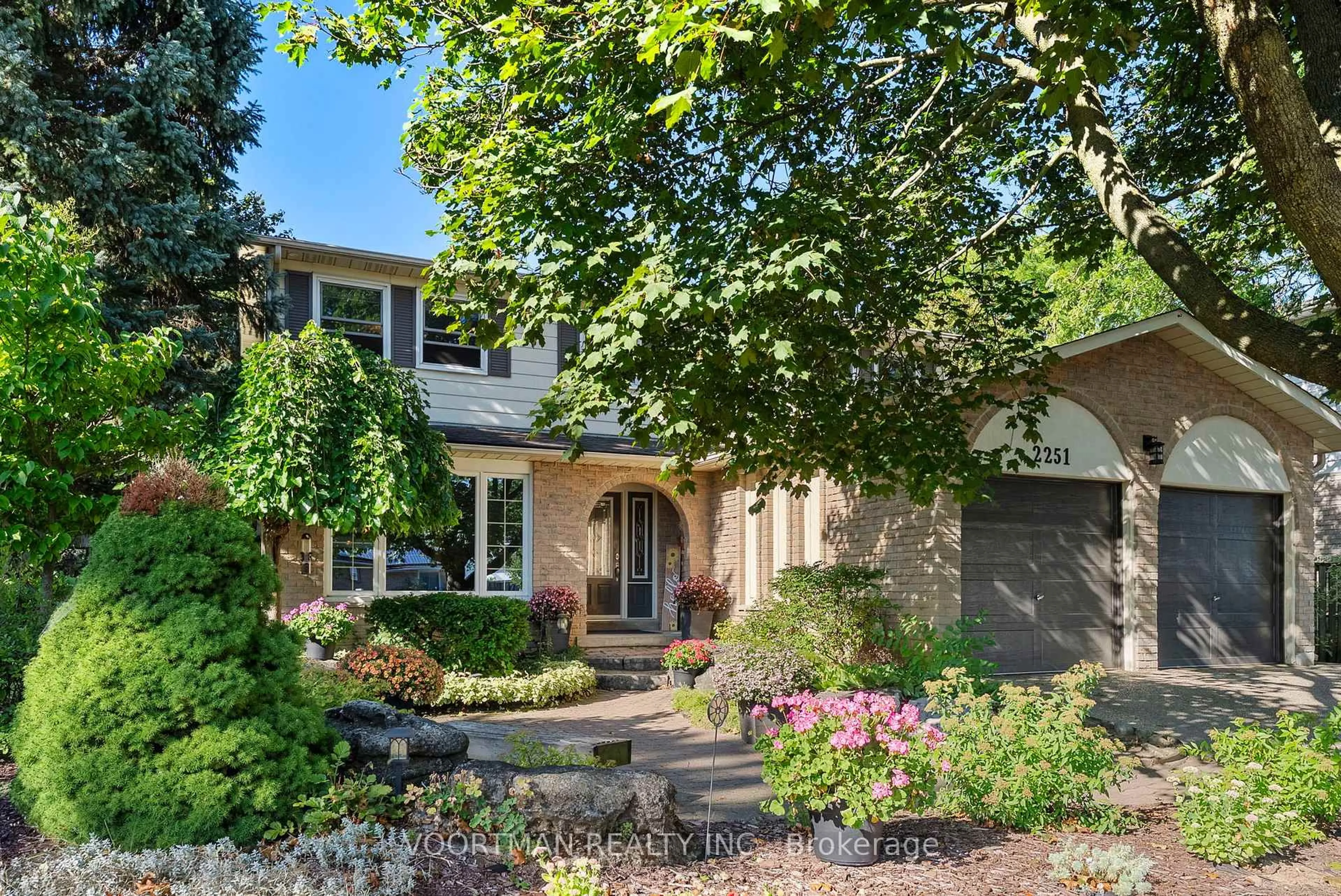 Home with brick exterior material, street for 2251 Kirkburn Dr, Burlington Ontario L7P 4E8