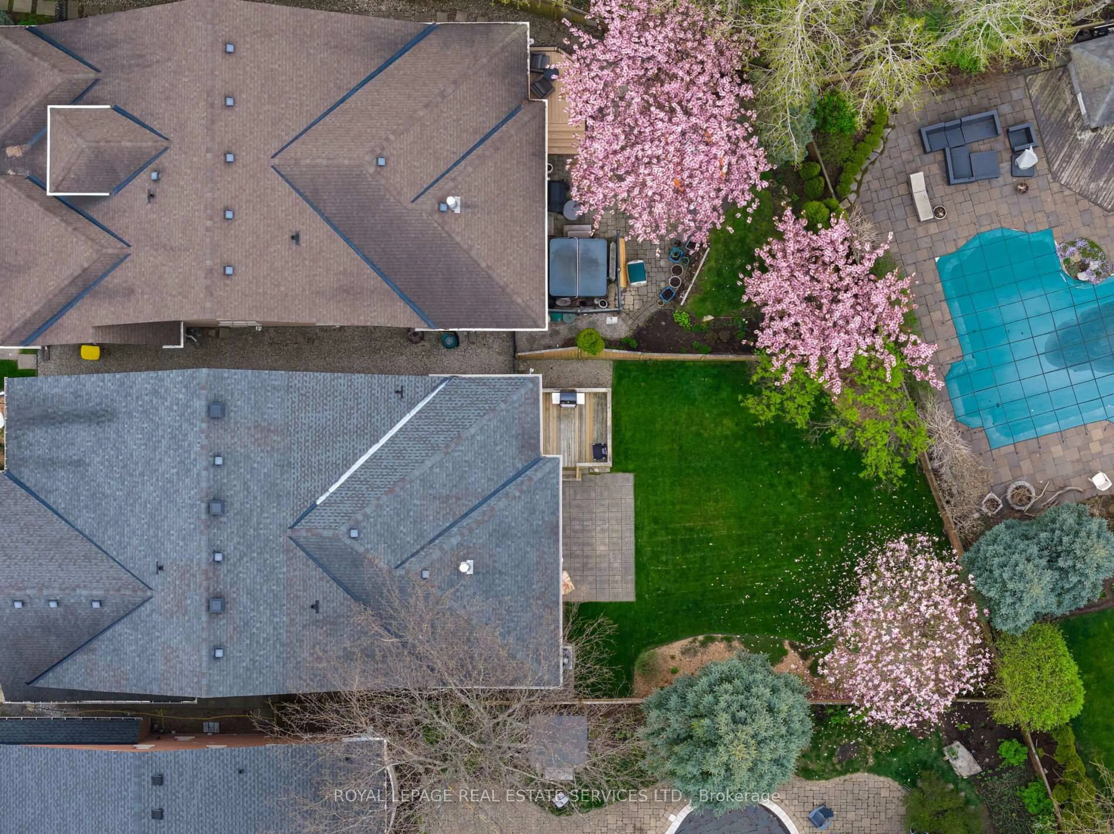 A pic from outside/outdoor area/front of a property/back of a property/a pic from drone, street for 3417 Kinglet Crt, Oakville Ontario L6L 6T3