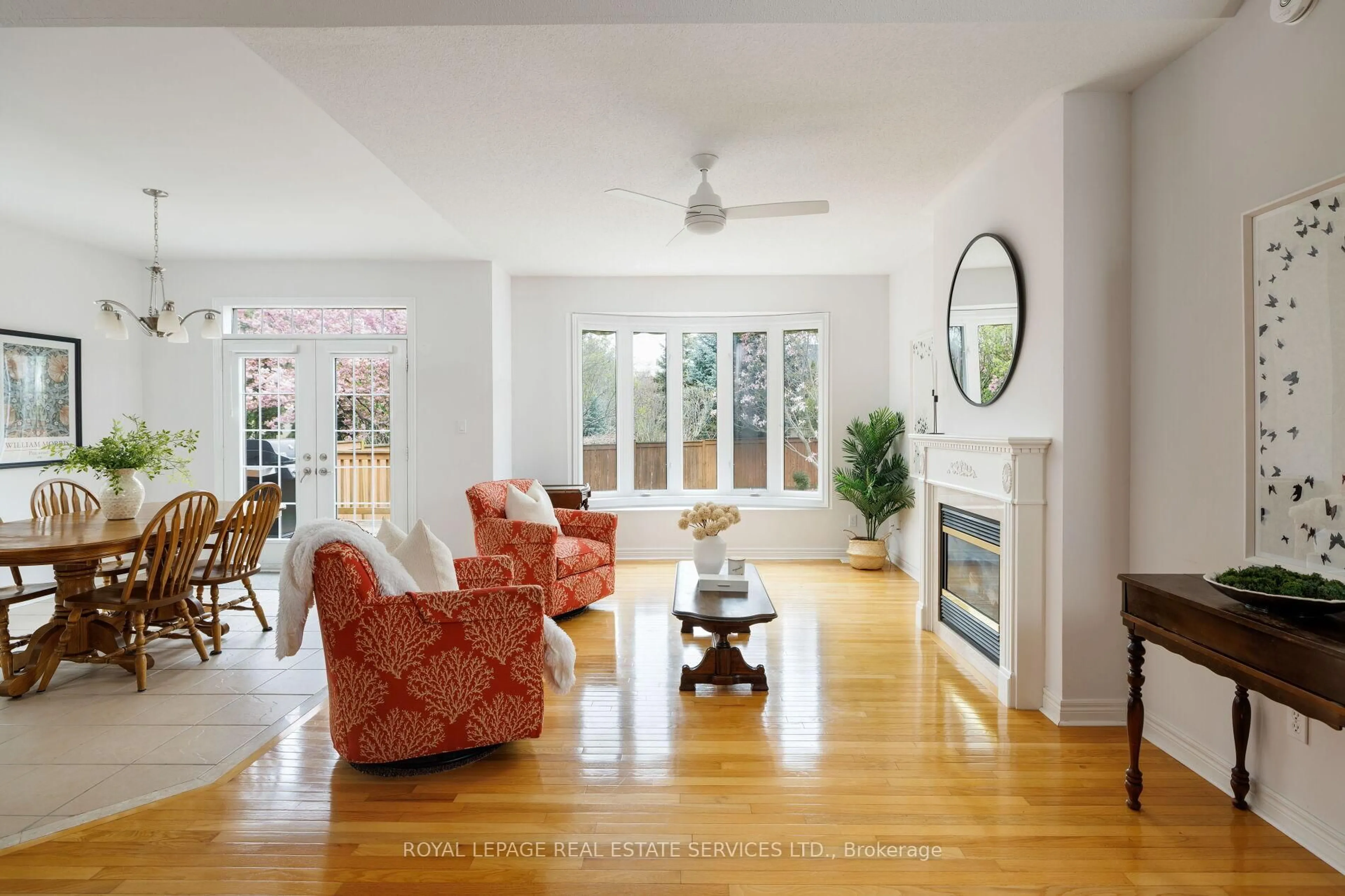 Living room with furniture, unknown for 3417 Kinglet Crt, Oakville Ontario L6L 6T3