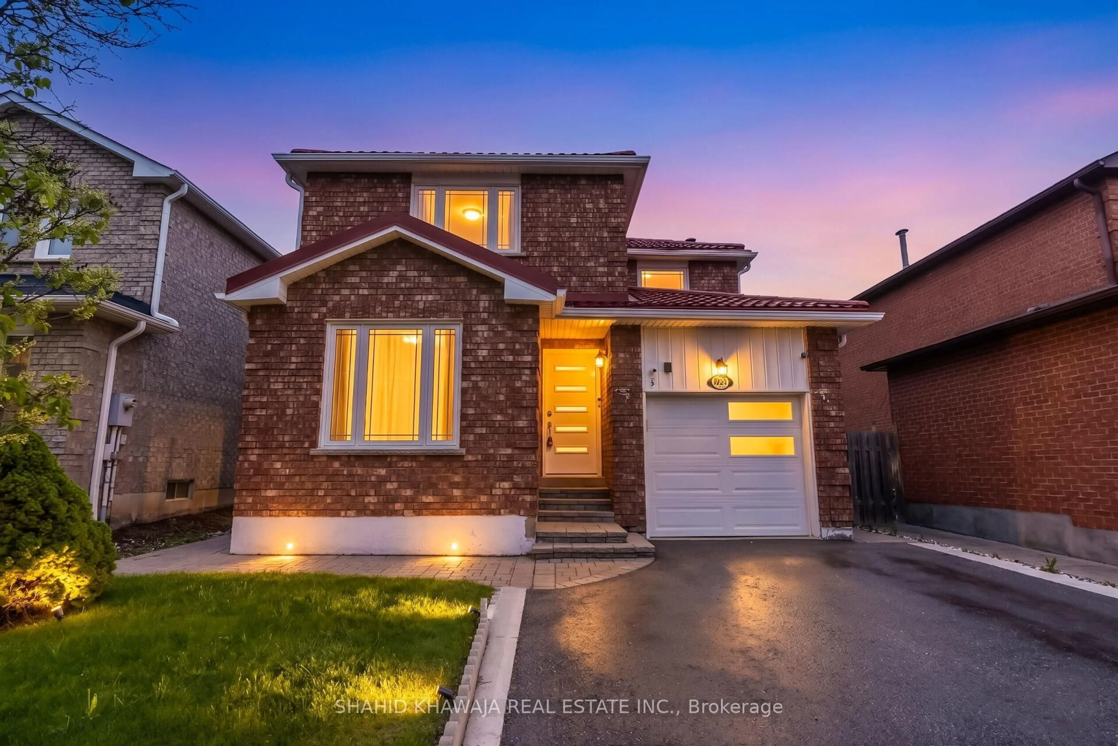 Home with brick exterior material, street for 7425 Doverwood Dr, Mississauga Ontario L5N 6N3