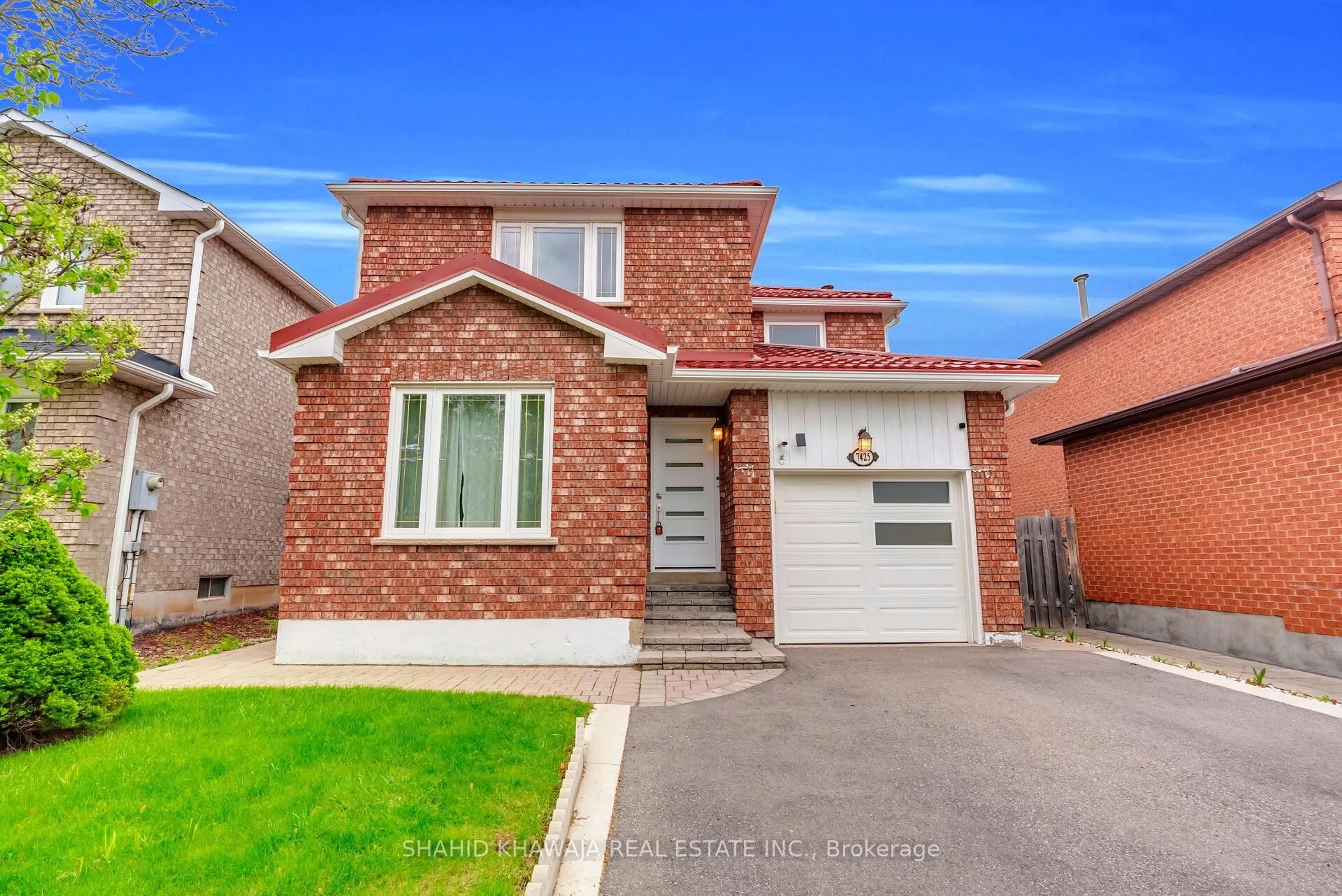 Home with brick exterior material, street for 7425 Doverwood Dr, Mississauga Ontario L5N 6N3