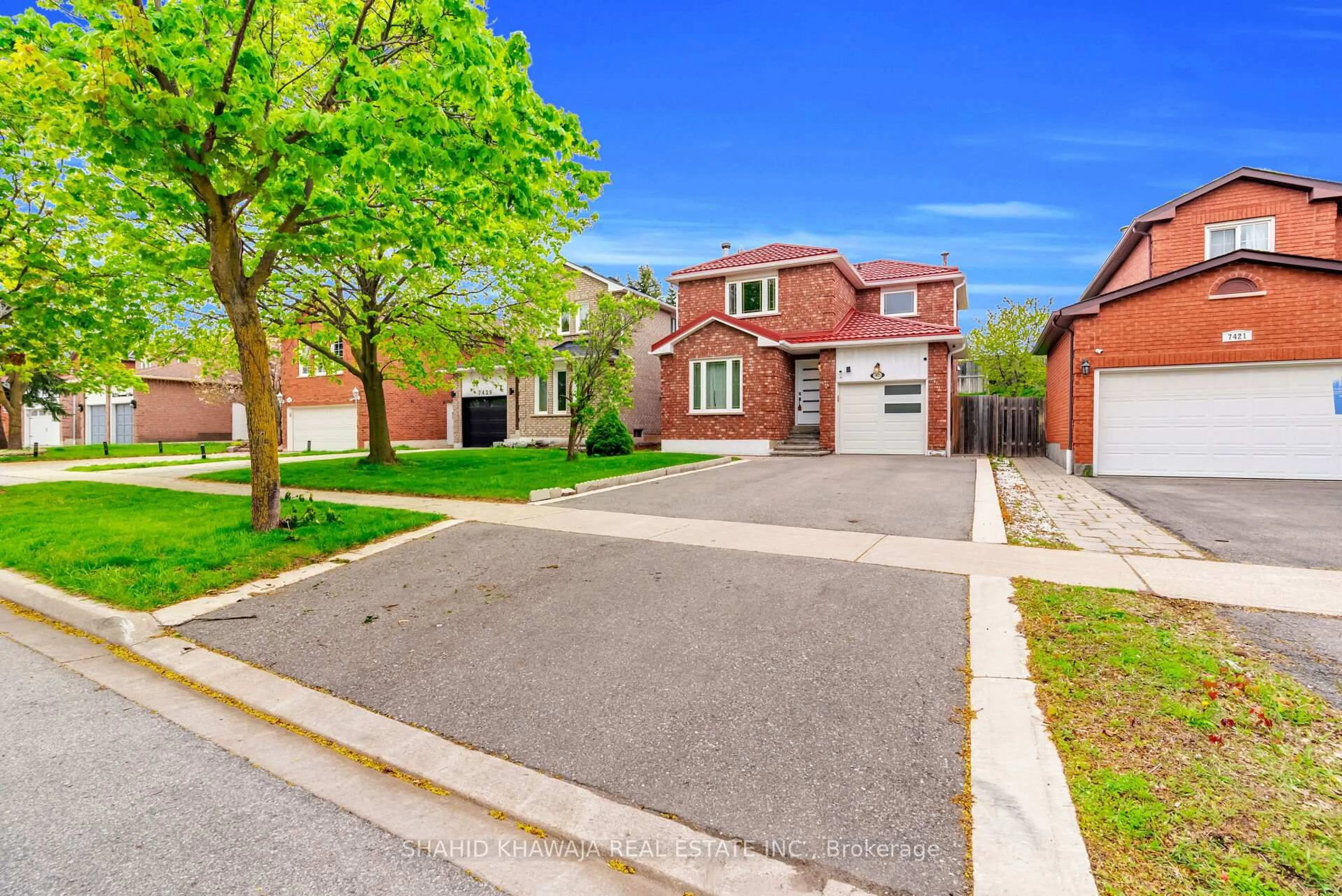 Home with brick exterior material, street for 7425 Doverwood Dr, Mississauga Ontario L5N 6N3