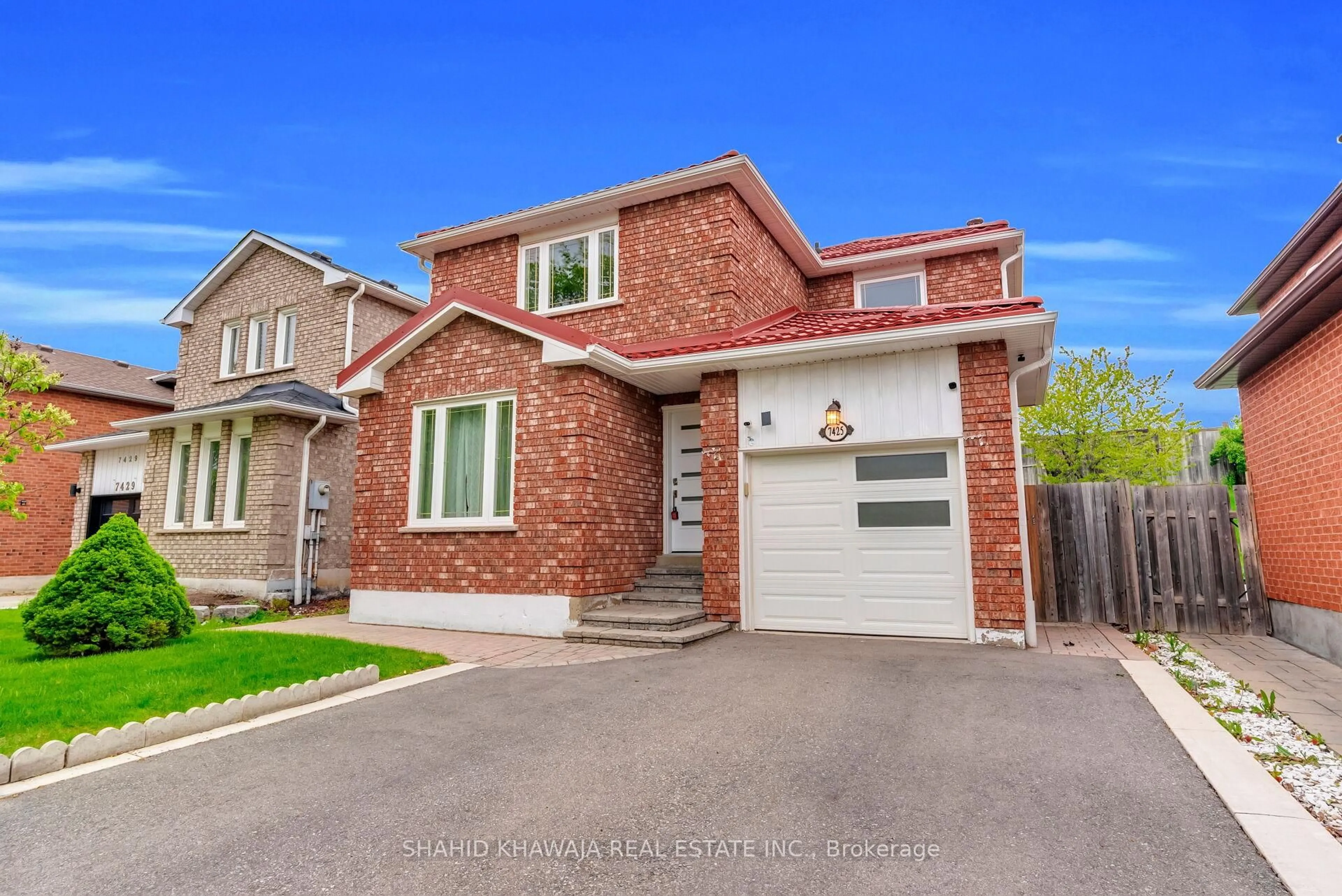 Home with brick exterior material, street for 7425 Doverwood Dr, Mississauga Ontario L5N 6N3