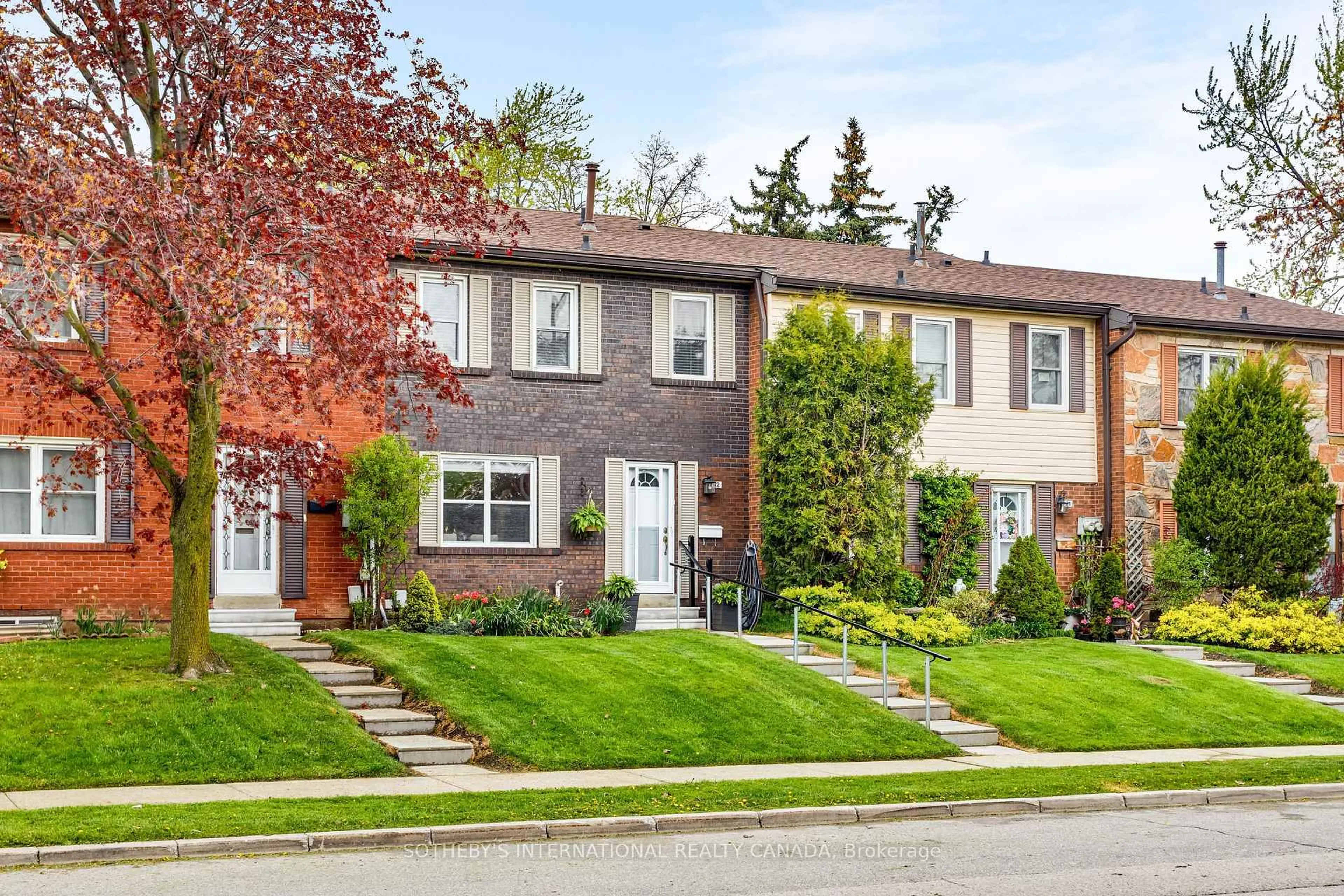 Home with brick exterior material, street for 2825 Gananoque Dr #62, Mississauga Ontario L5N 1V6