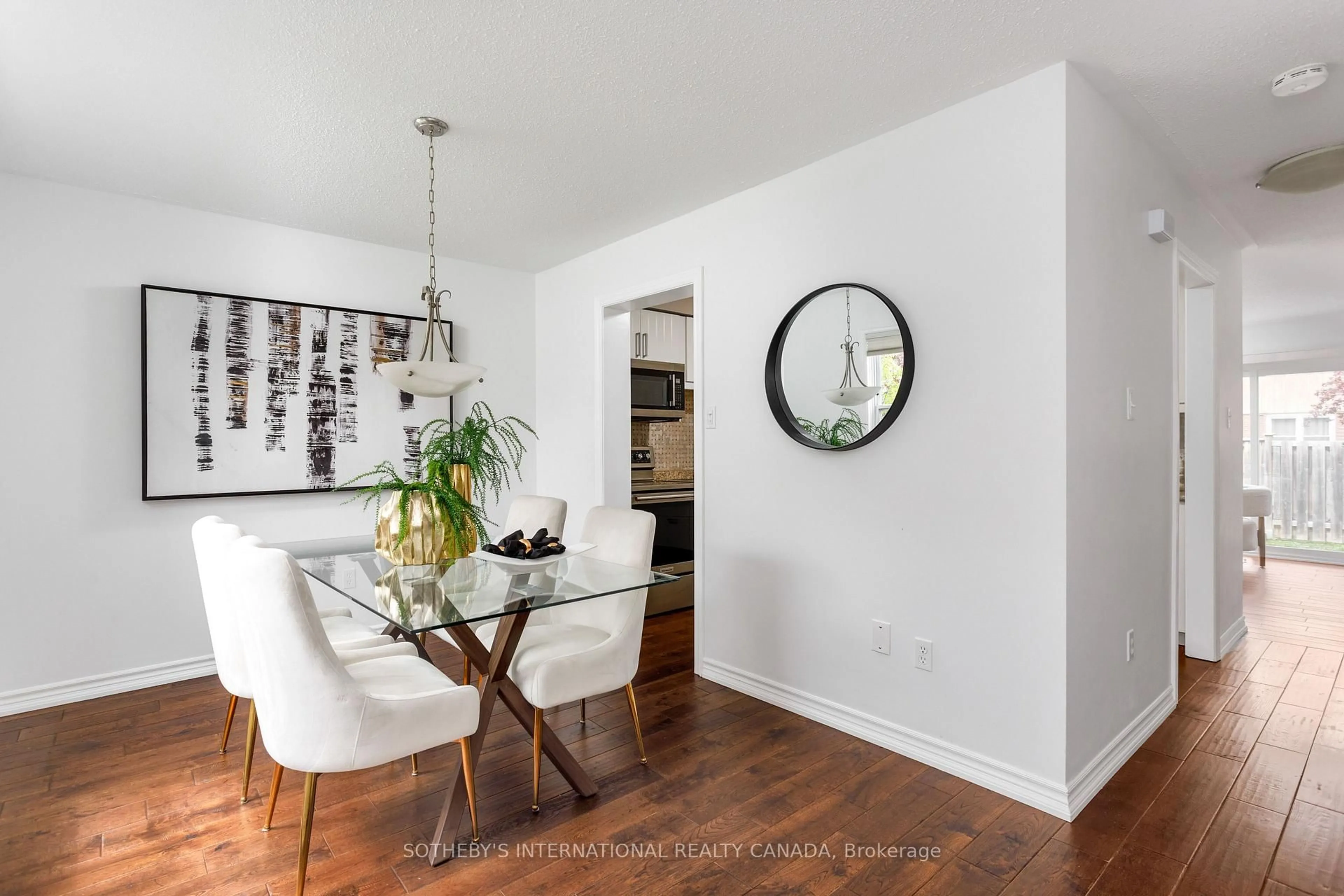 Dining room, wood/laminate floor for 2825 Gananoque Dr #62, Mississauga Ontario L5N 1V6