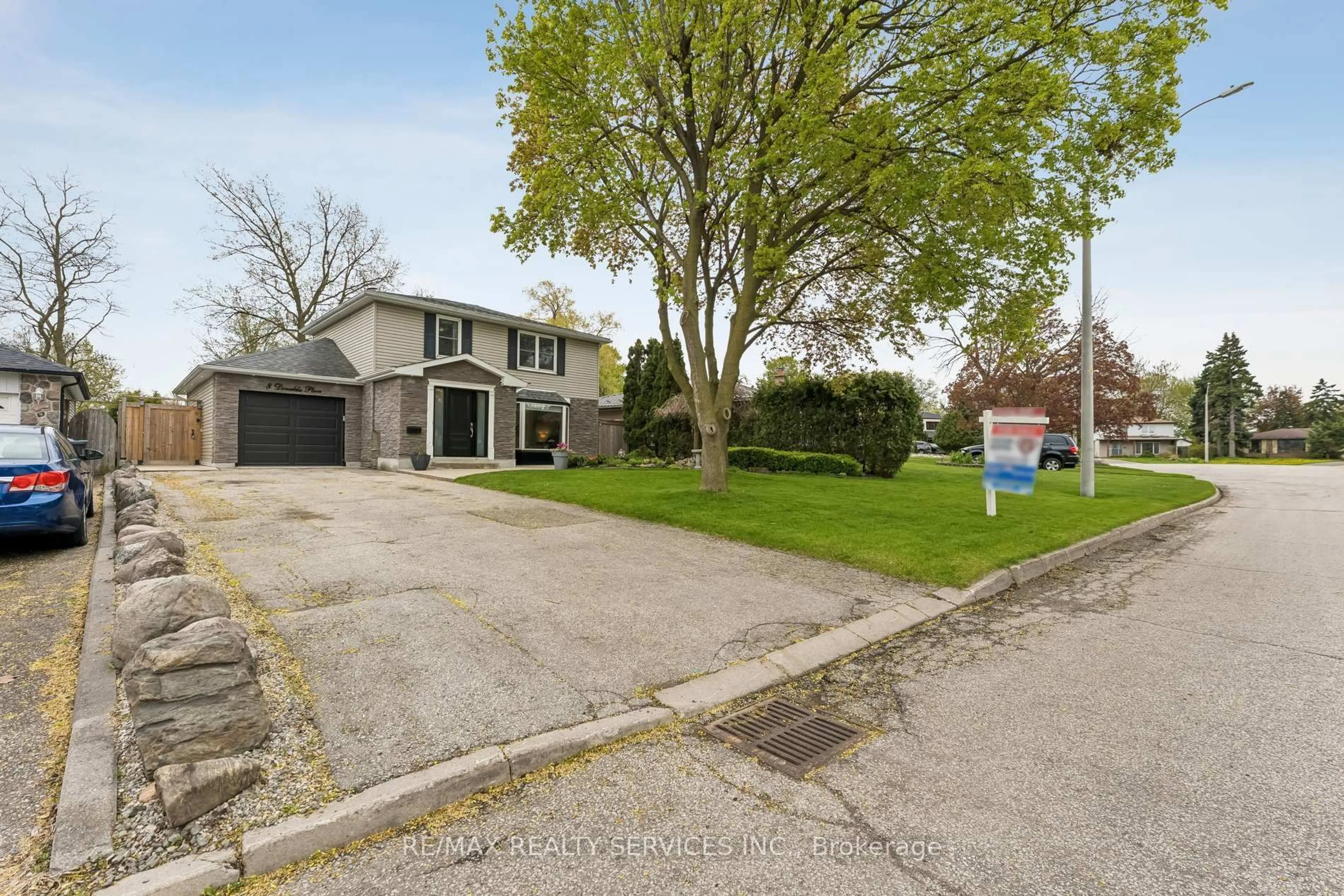 A pic from outside/outdoor area/front of a property/back of a property/a pic from drone, street for 8 Donalda Pl, Brampton Ontario L6T 1S4