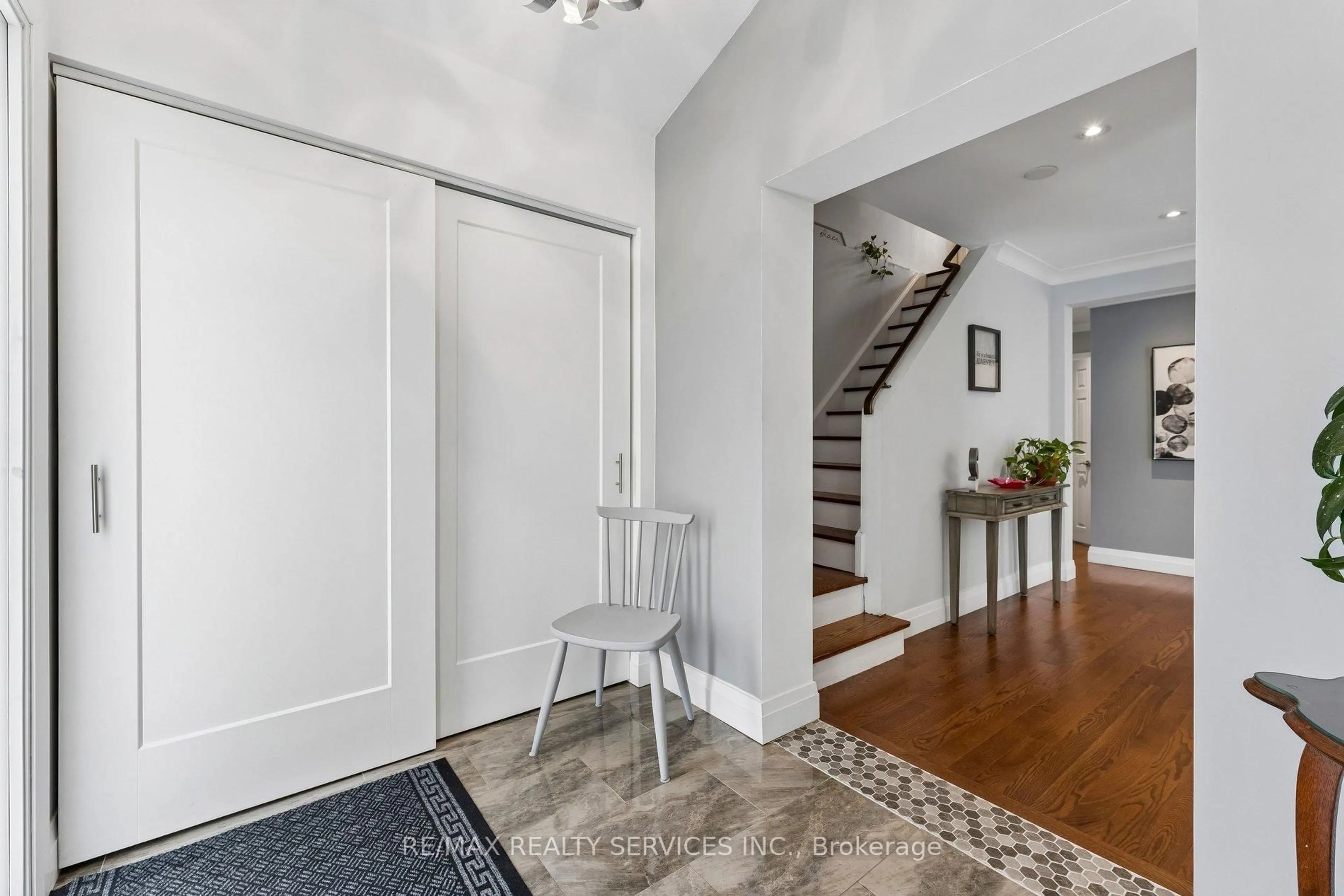 Indoor entryway for 8 Donalda Pl, Brampton Ontario L6T 1S4