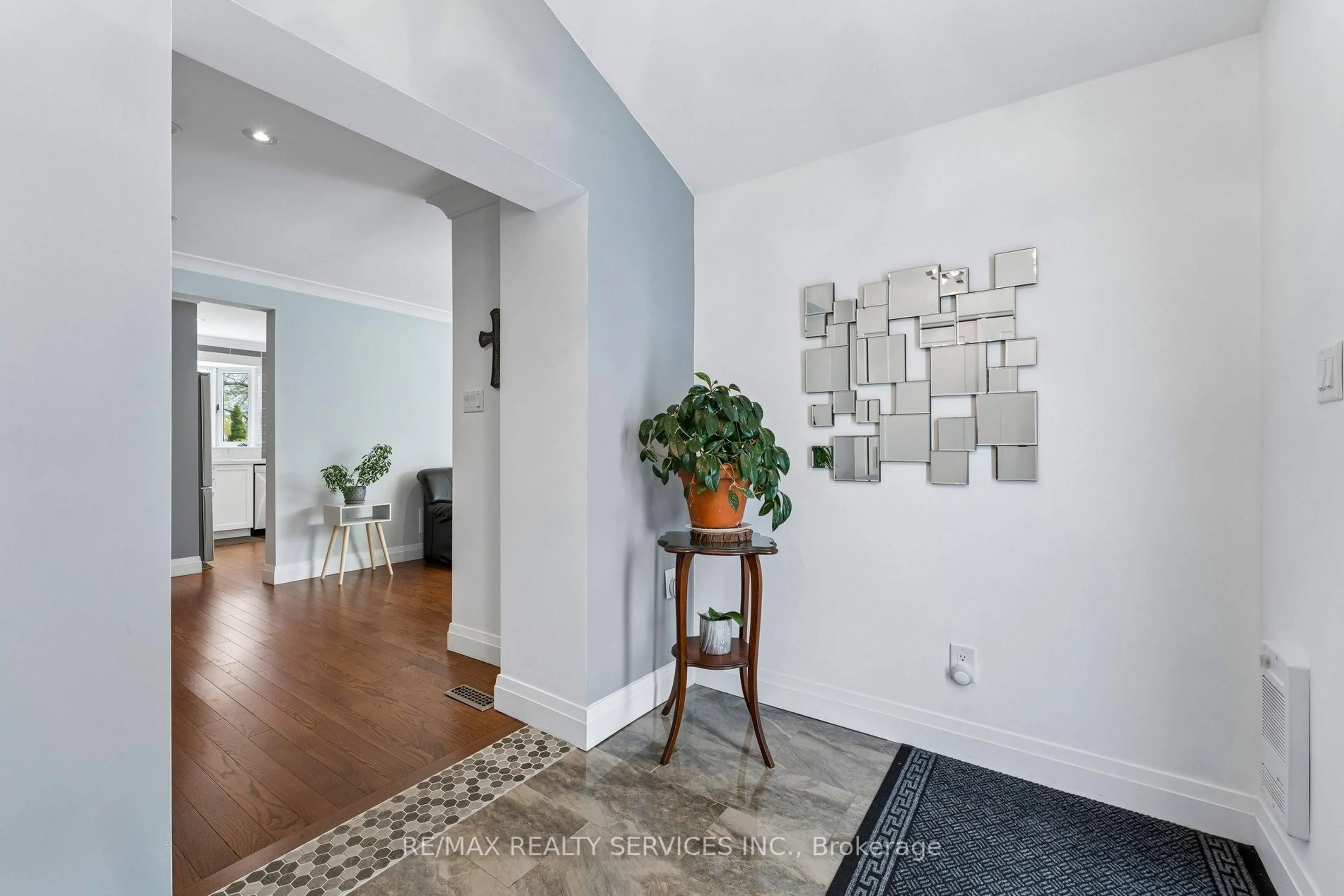 Indoor entryway for 8 Donalda Pl, Brampton Ontario L6T 1S4