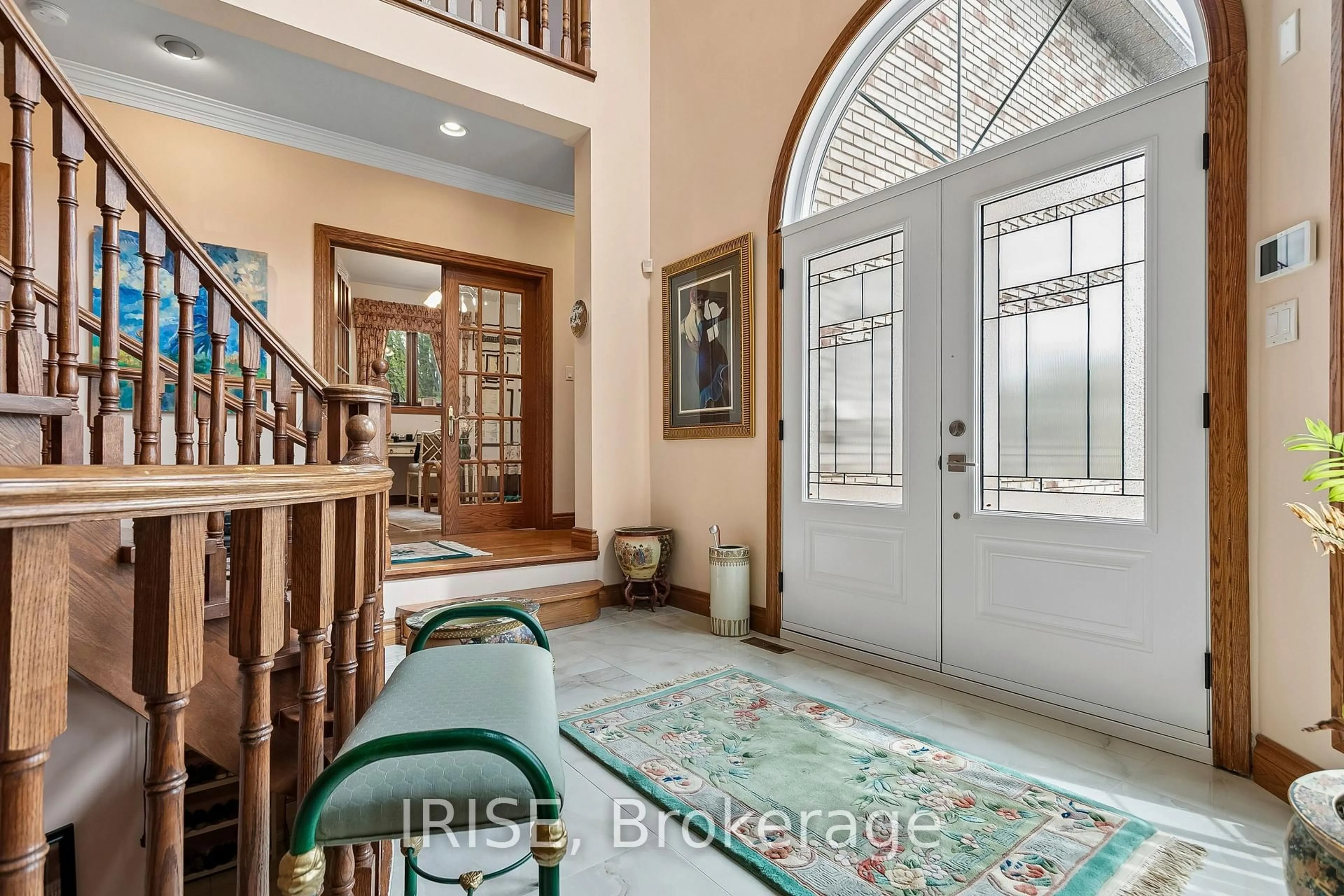 Indoor entryway for 1827 Chesbro Crt, Mississauga Ontario L5H 4H3