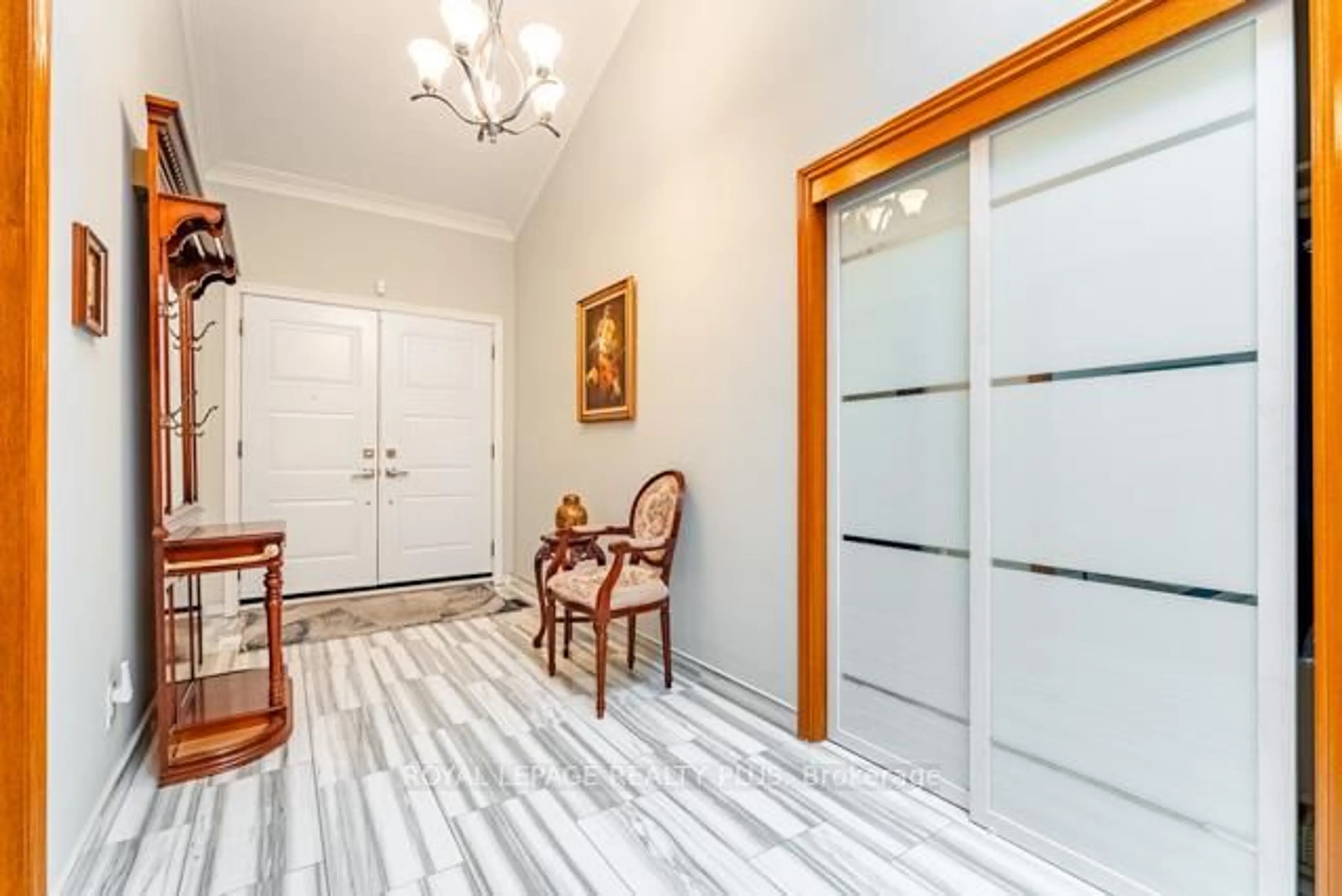 Indoor foyer for 1400 Bough Beeches Blvd, Mississauga Ontario L4W 3B5
