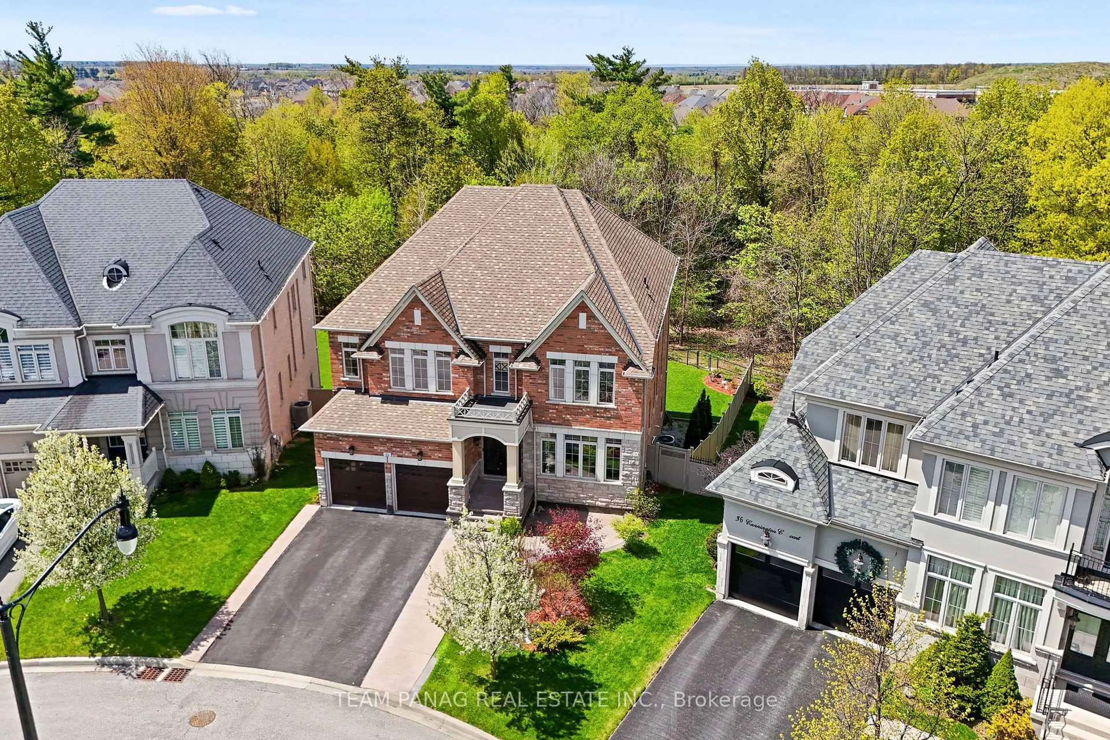 A pic from outside/outdoor area/front of a property/back of a property/a pic from drone, street for 34 Cannington Cres, Brampton Ontario L6X 2Y5
