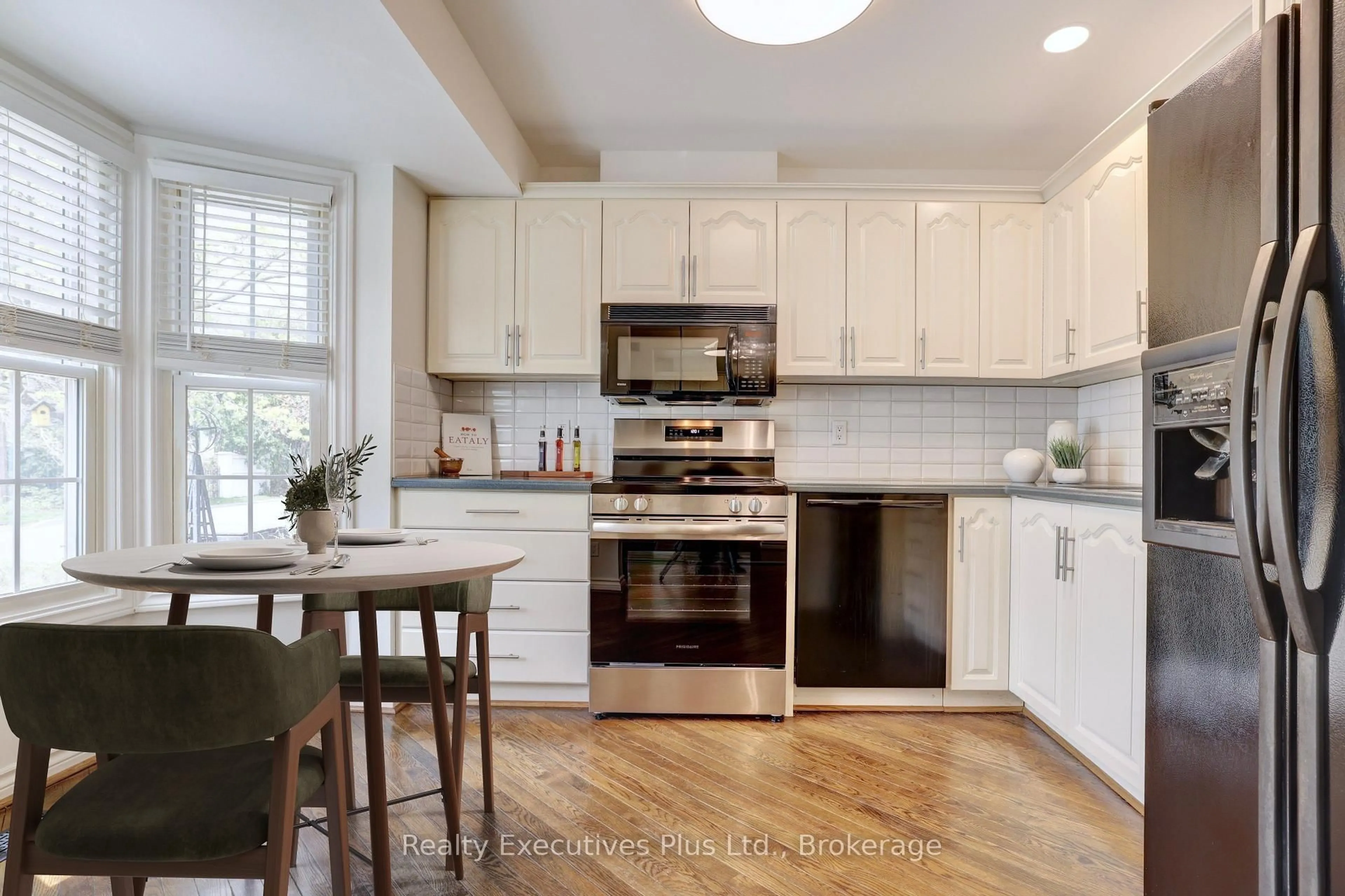 Open concept kitchen, unknown for 463 Blathwayte Lane, Burlington Ontario L7S 1Y4