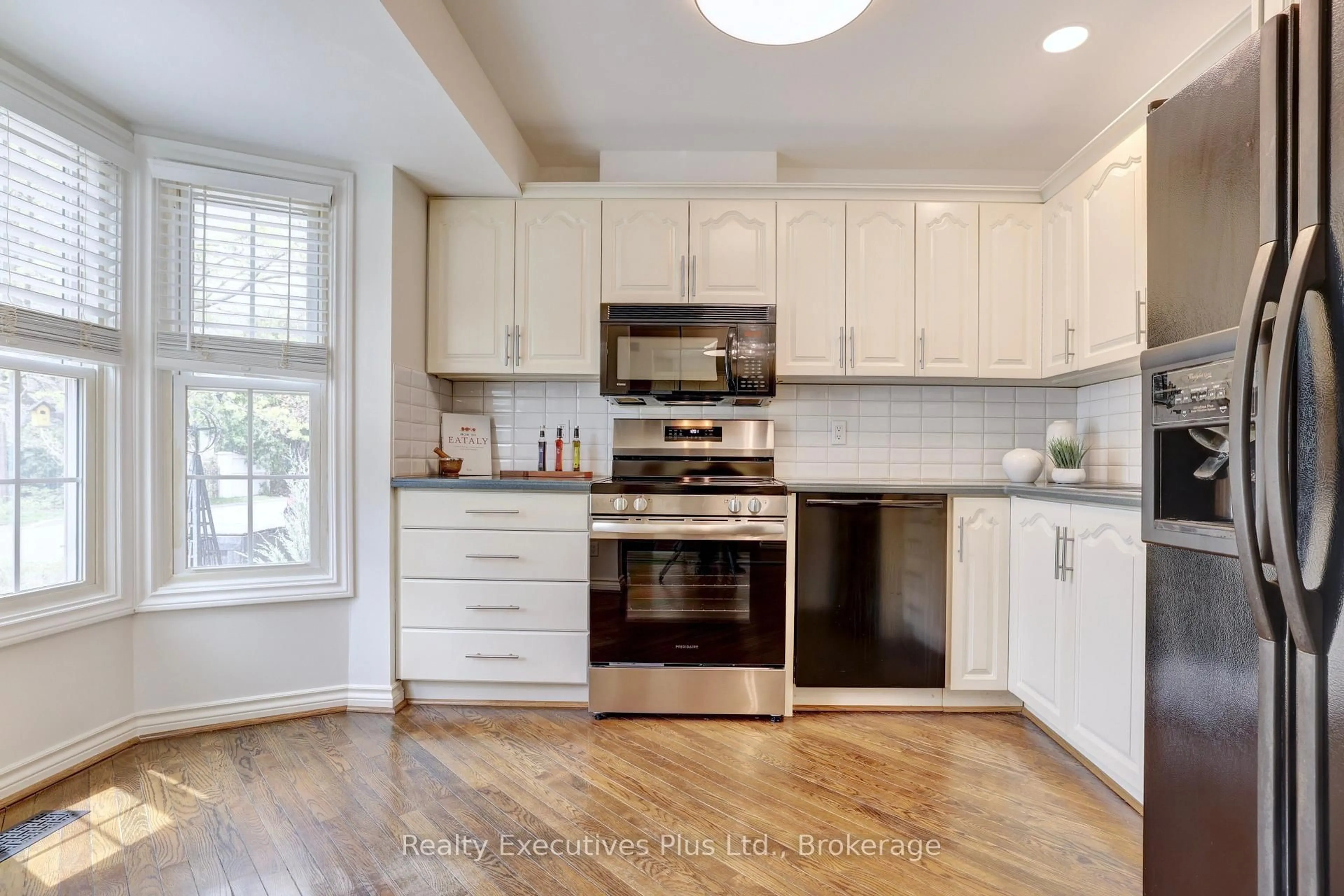 Open concept kitchen, unknown for 463 Blathwayte Lane, Burlington Ontario L7S 1Y4
