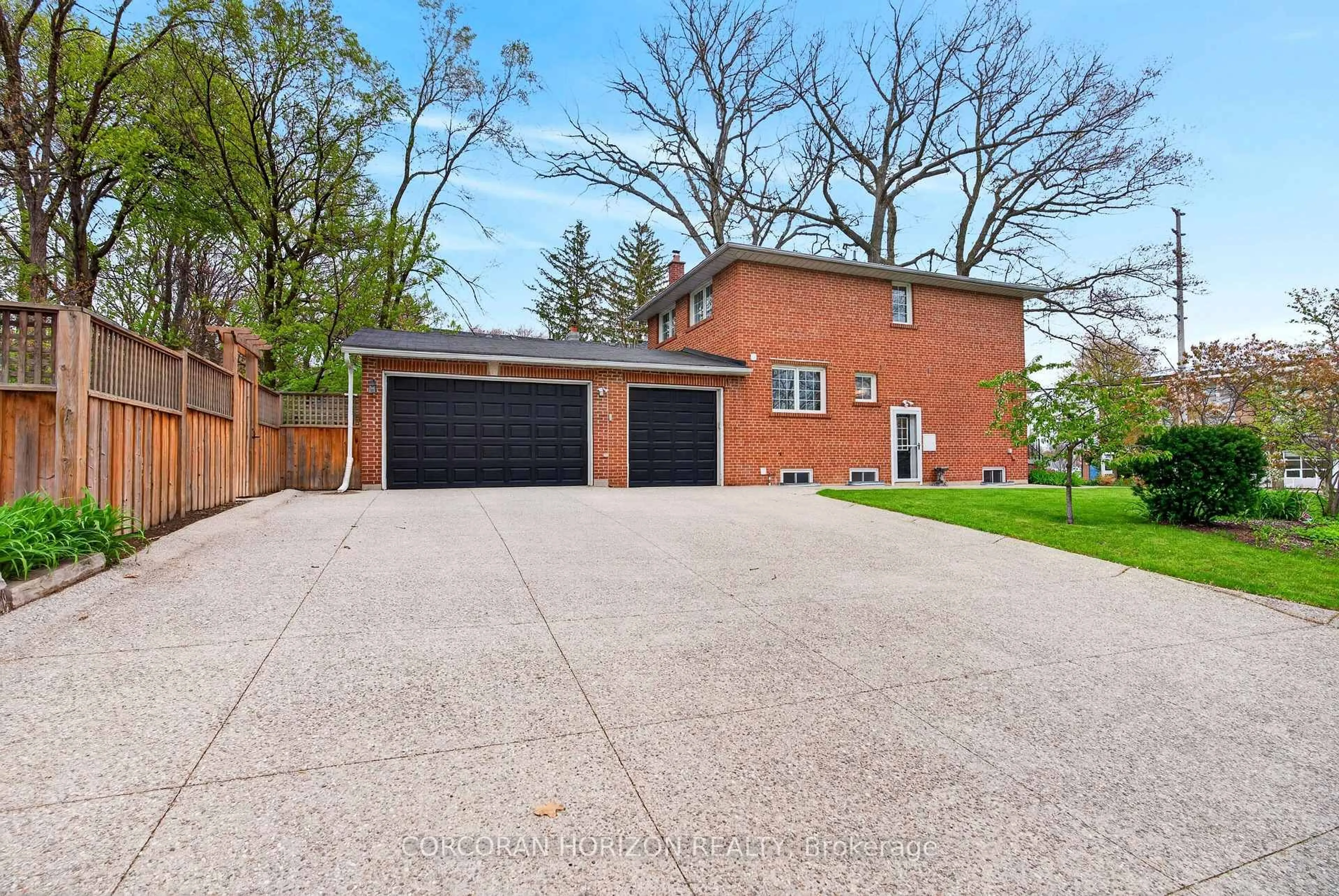 Home with brick exterior material, street for 77 Mineola Rd, Mississauga Ontario L5G 2E6