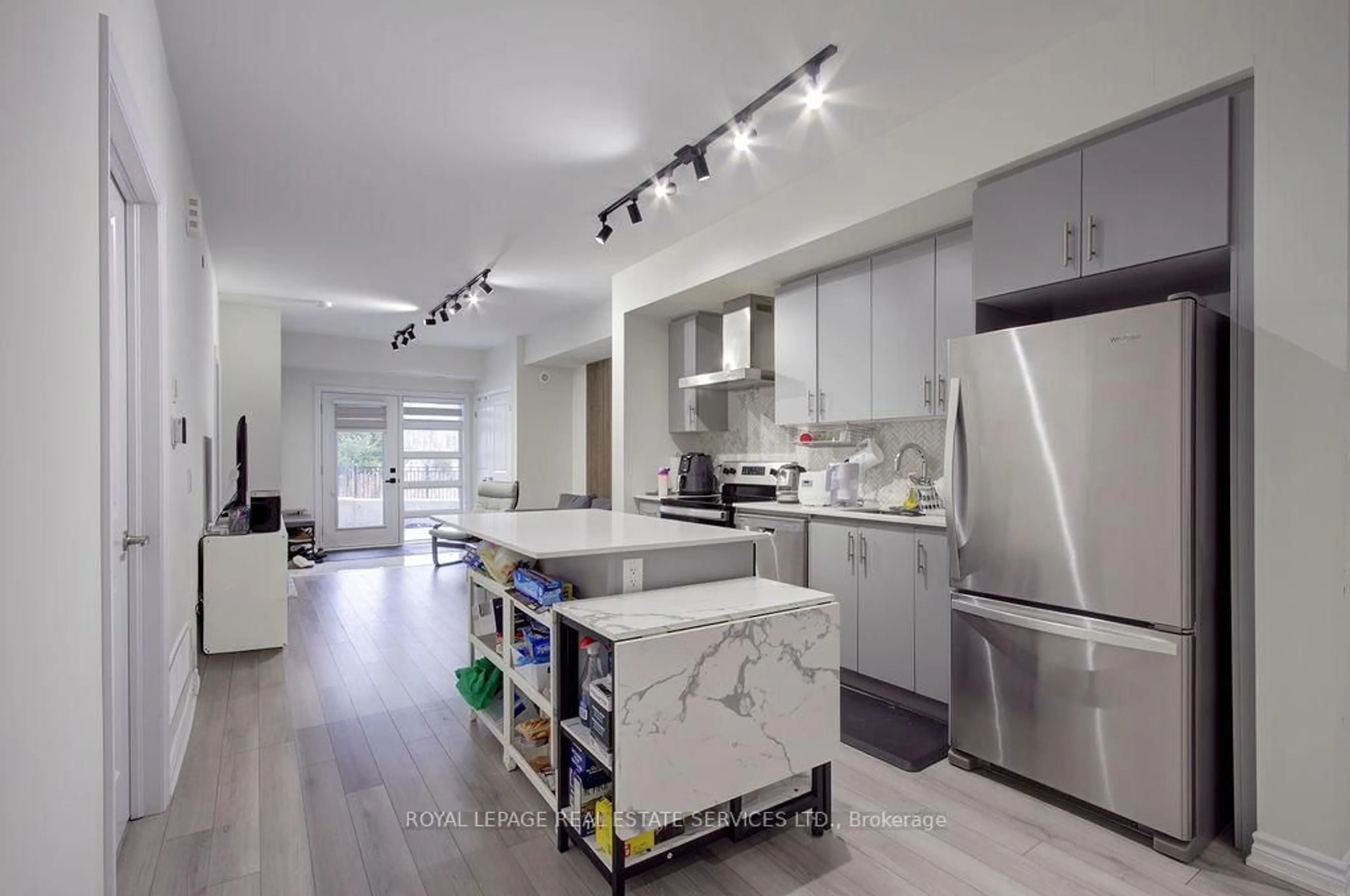 Open concept kitchen, ceramic/tile floor for 349 Wheat Boom Dr #123, Oakville Ontario L6H 7X5