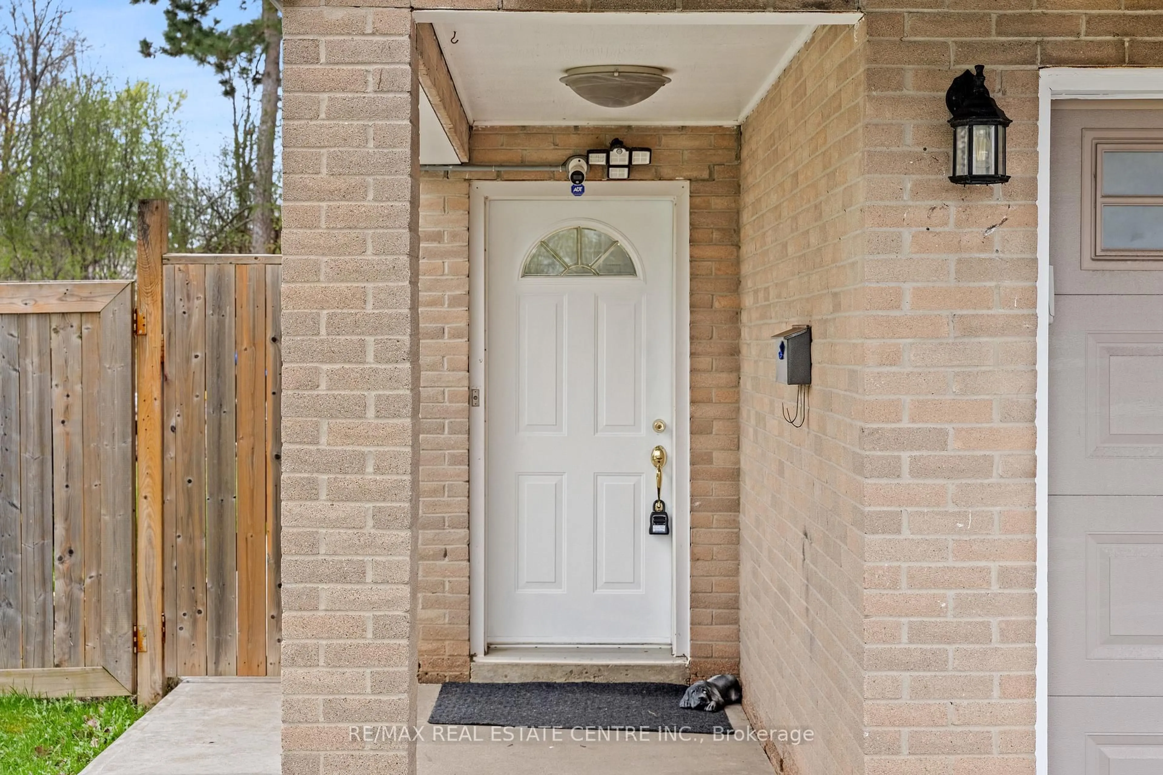 Indoor entryway for 22 Glen Echo Crt, Brampton Ontario L6S 5T9