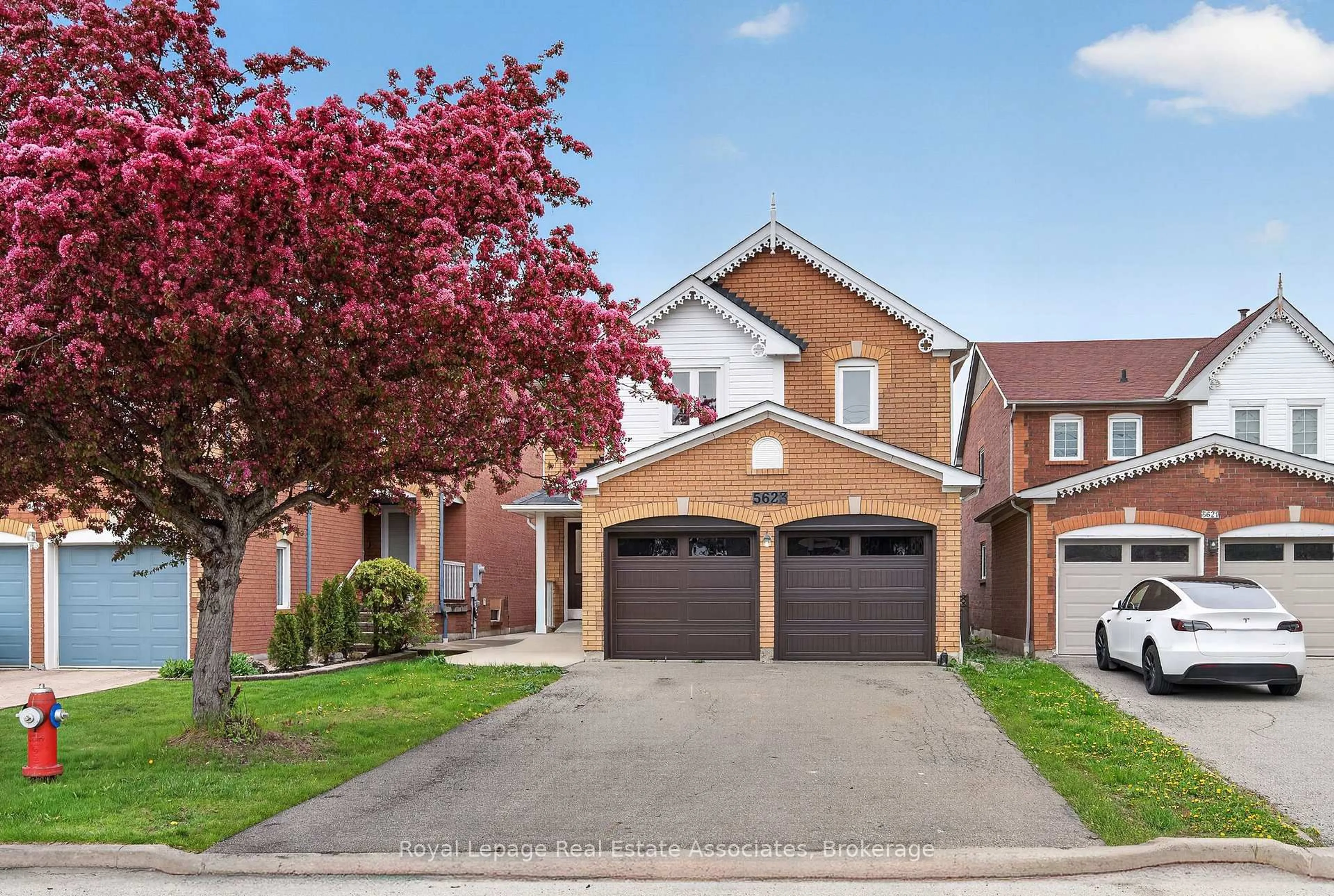 Home with brick exterior material, street for 5623 Haddon Hall Rd, Mississauga Ontario L5M 5G4