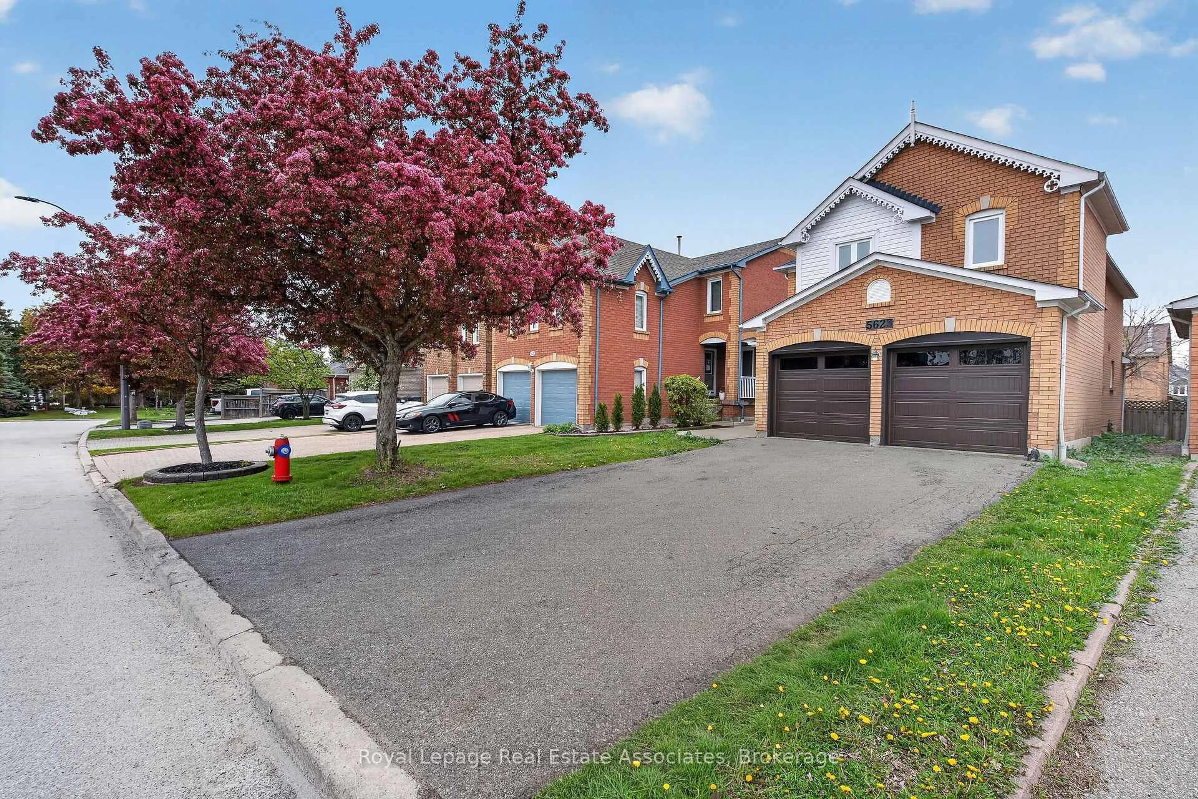 A pic from outside/outdoor area/front of a property/back of a property/a pic from drone, street for 5623 Haddon Hall Rd, Mississauga Ontario L5M 5G4