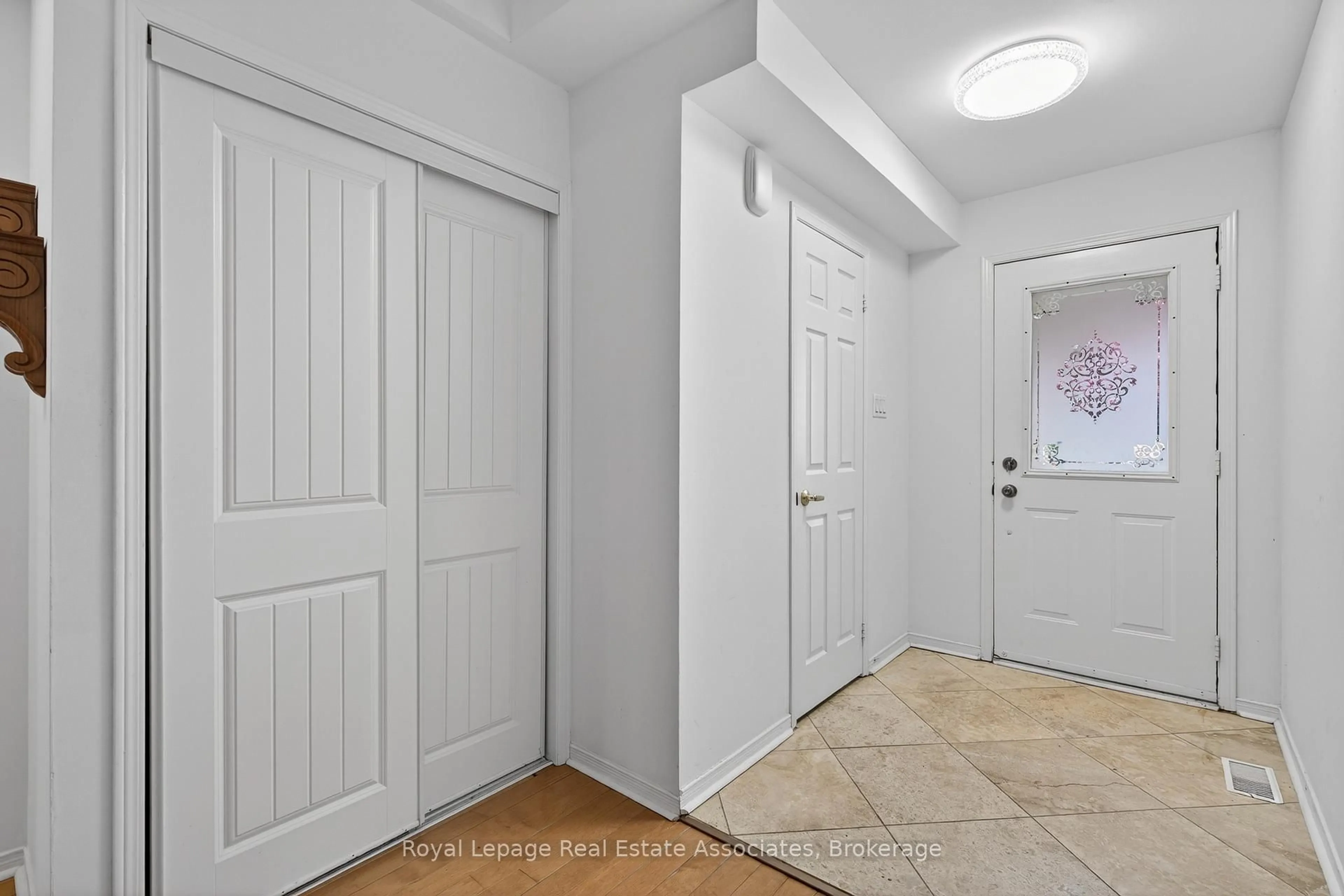 Indoor entryway for 5623 Haddon Hall Rd, Mississauga Ontario L5M 5G4