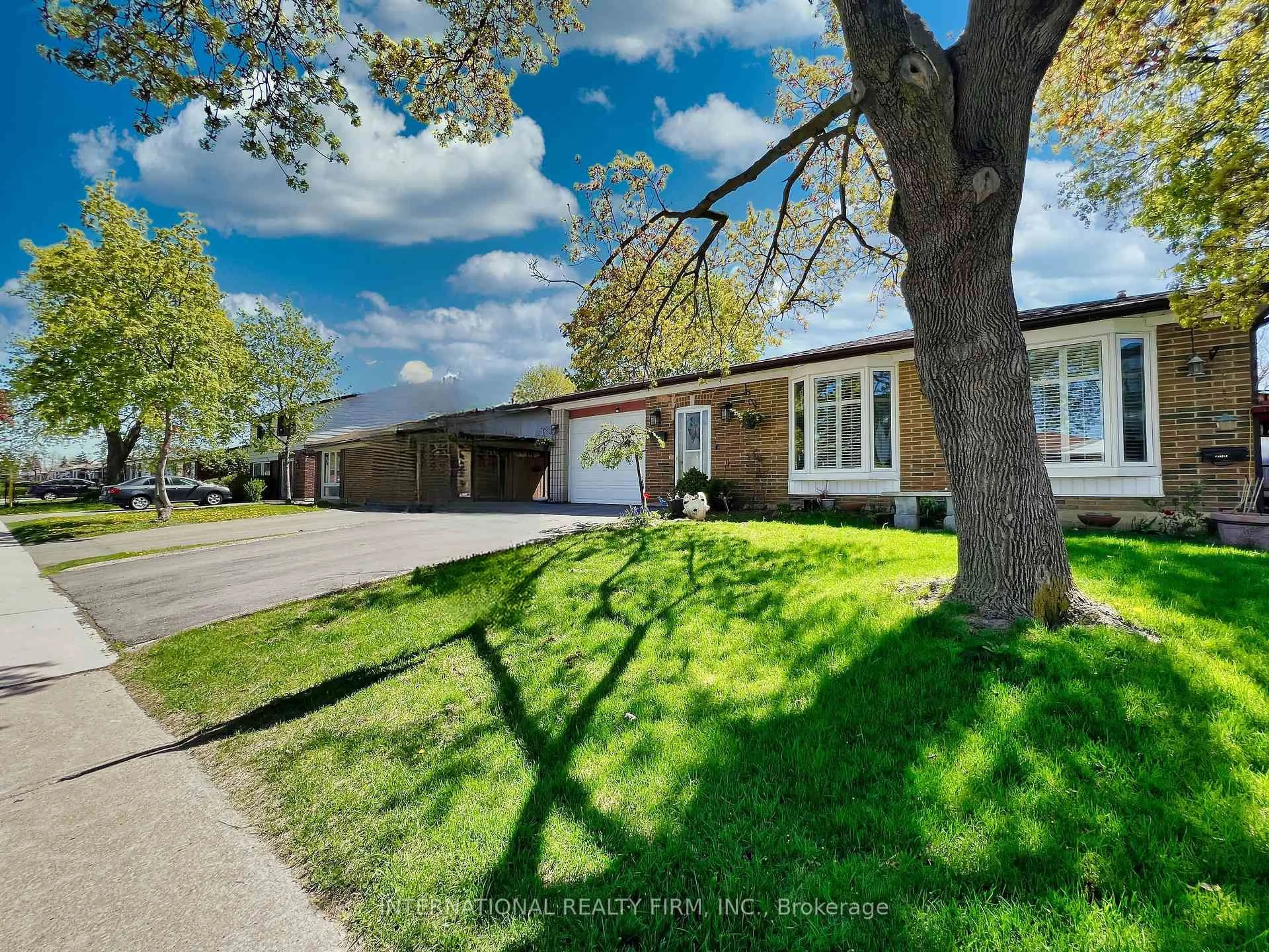 A pic from outside/outdoor area/front of a property/back of a property/a pic from drone, street for 3602 Dunrankin Dr, Mississauga Ontario L4T 1V9