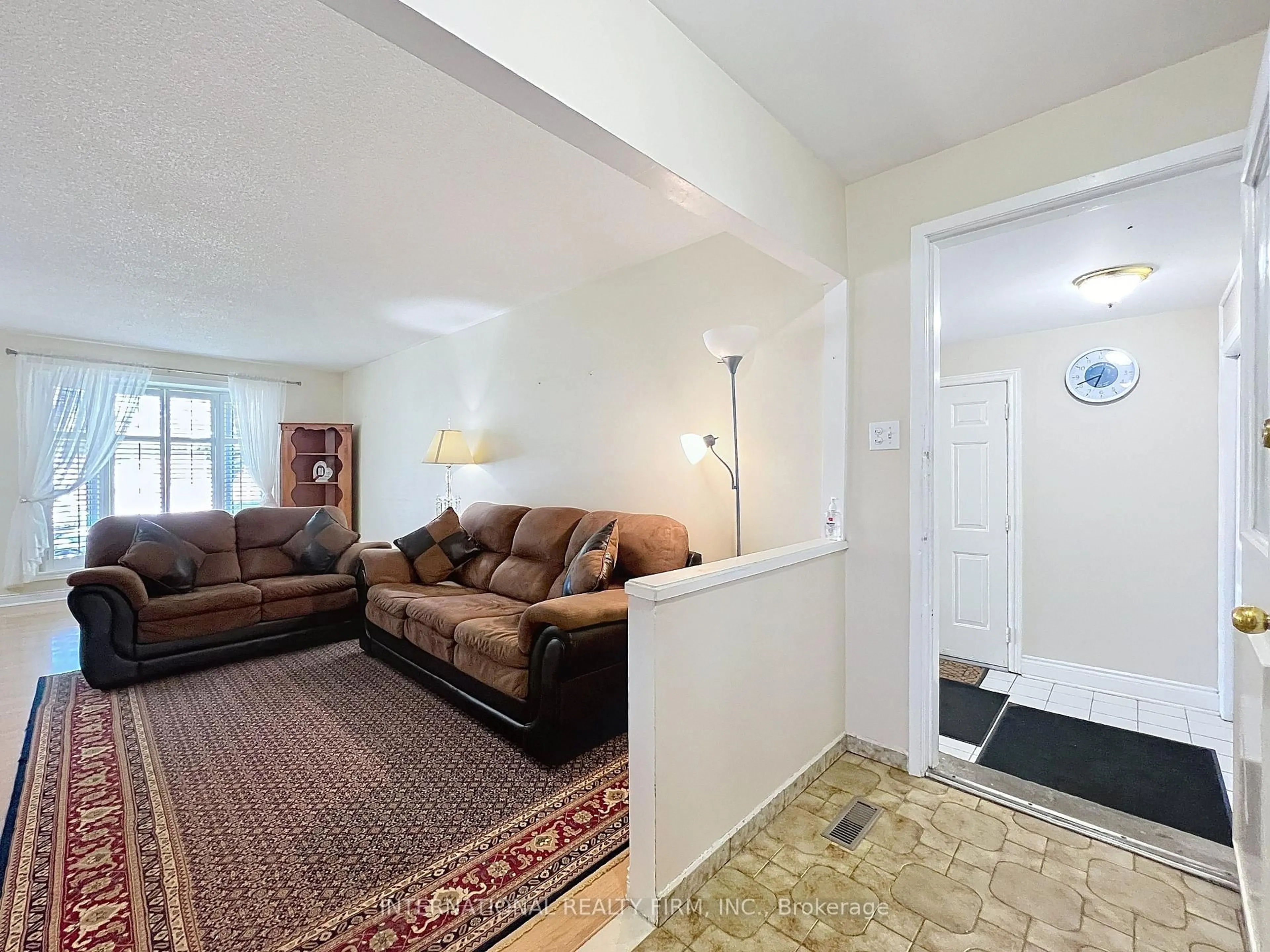 Indoor foyer for 3602 Dunrankin Dr, Mississauga Ontario L4T 1V9