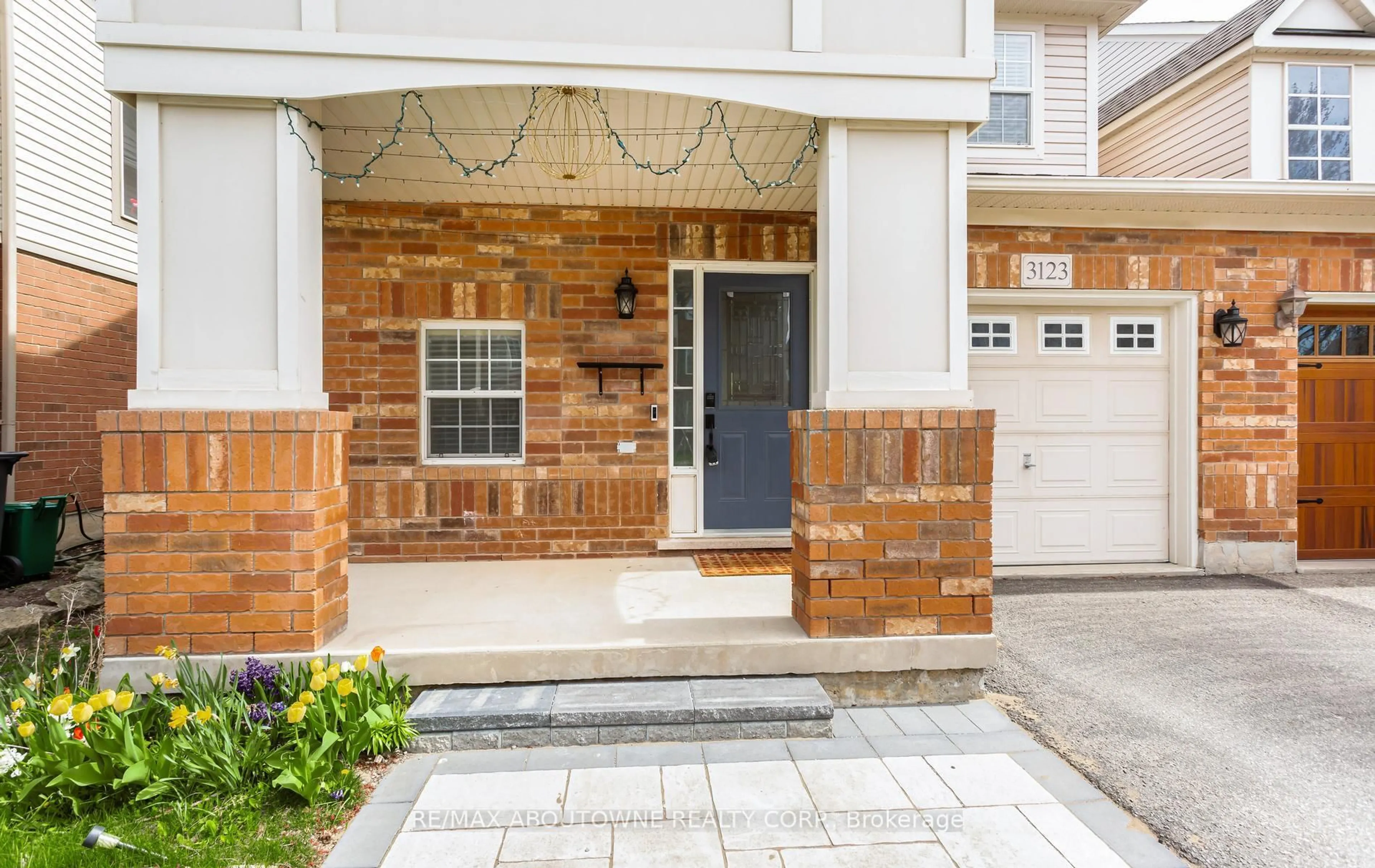 Indoor entryway for 3123 Edgar Ave, Burlington Ontario L7M 0A6