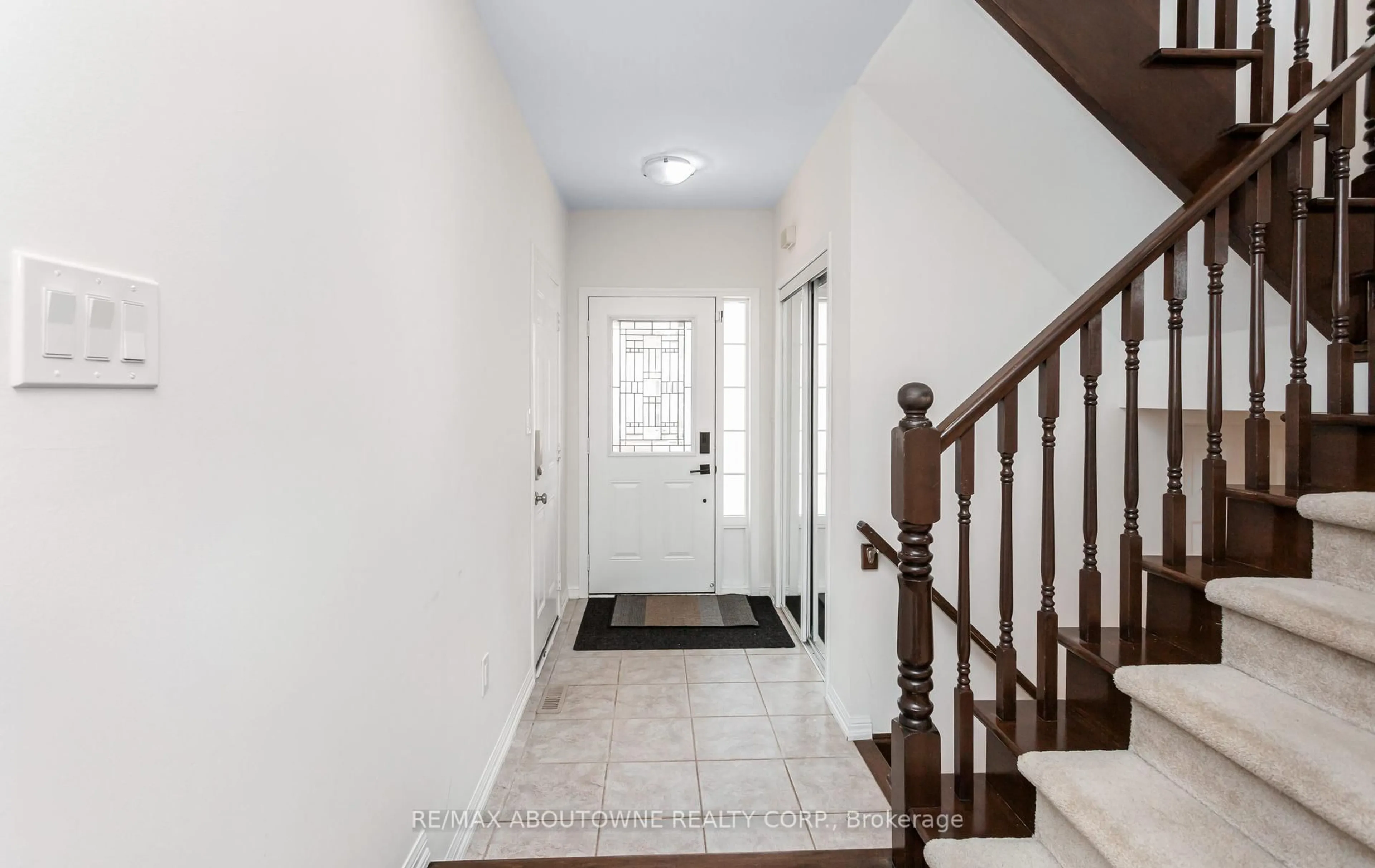 Indoor entryway for 3123 Edgar Ave, Burlington Ontario L7M 0A6