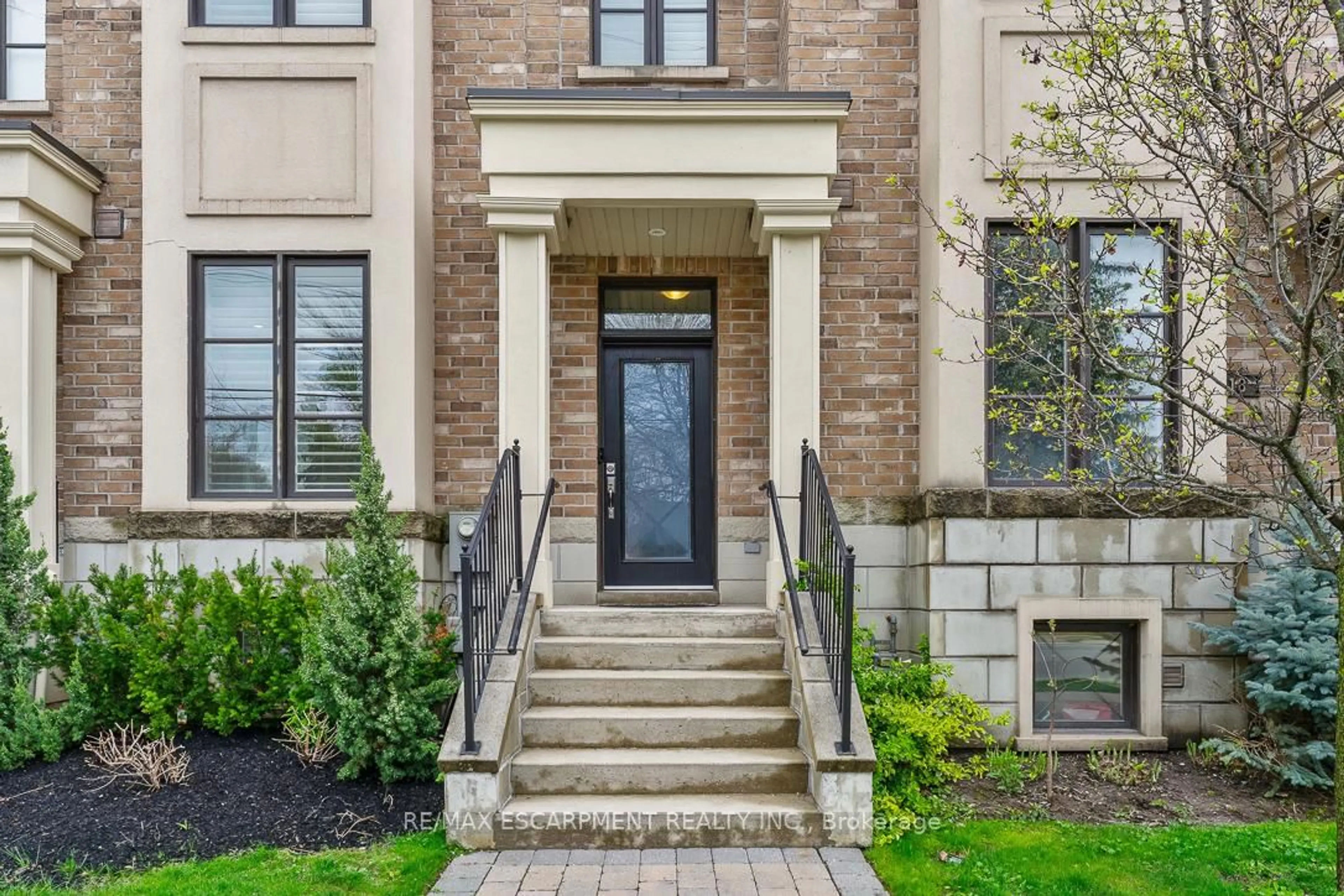 Unknown for 216 Rebecca St, Oakville Ontario L6K 1J9