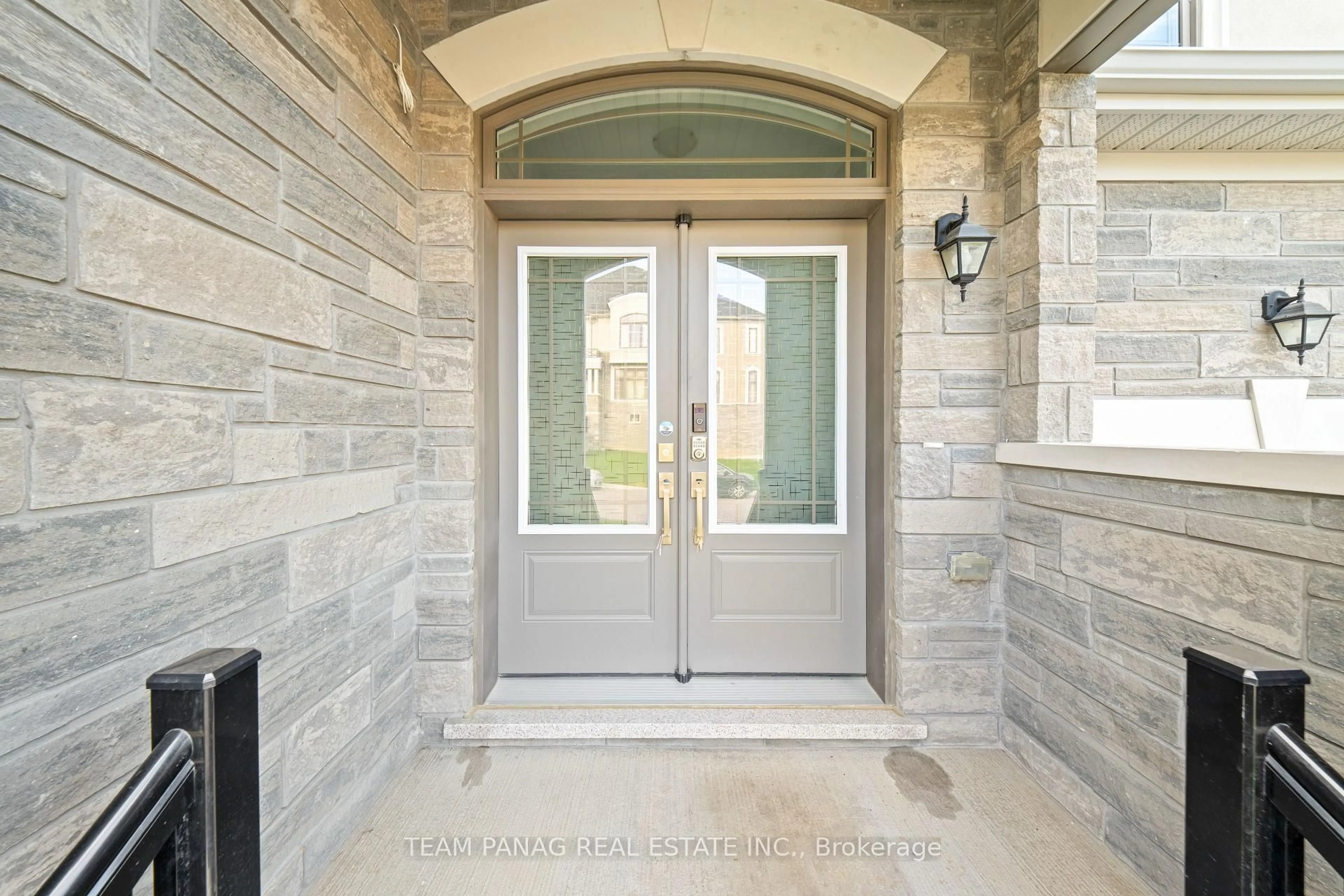 Indoor entryway for 6 Layton St, Brampton Ontario L6P 4H4