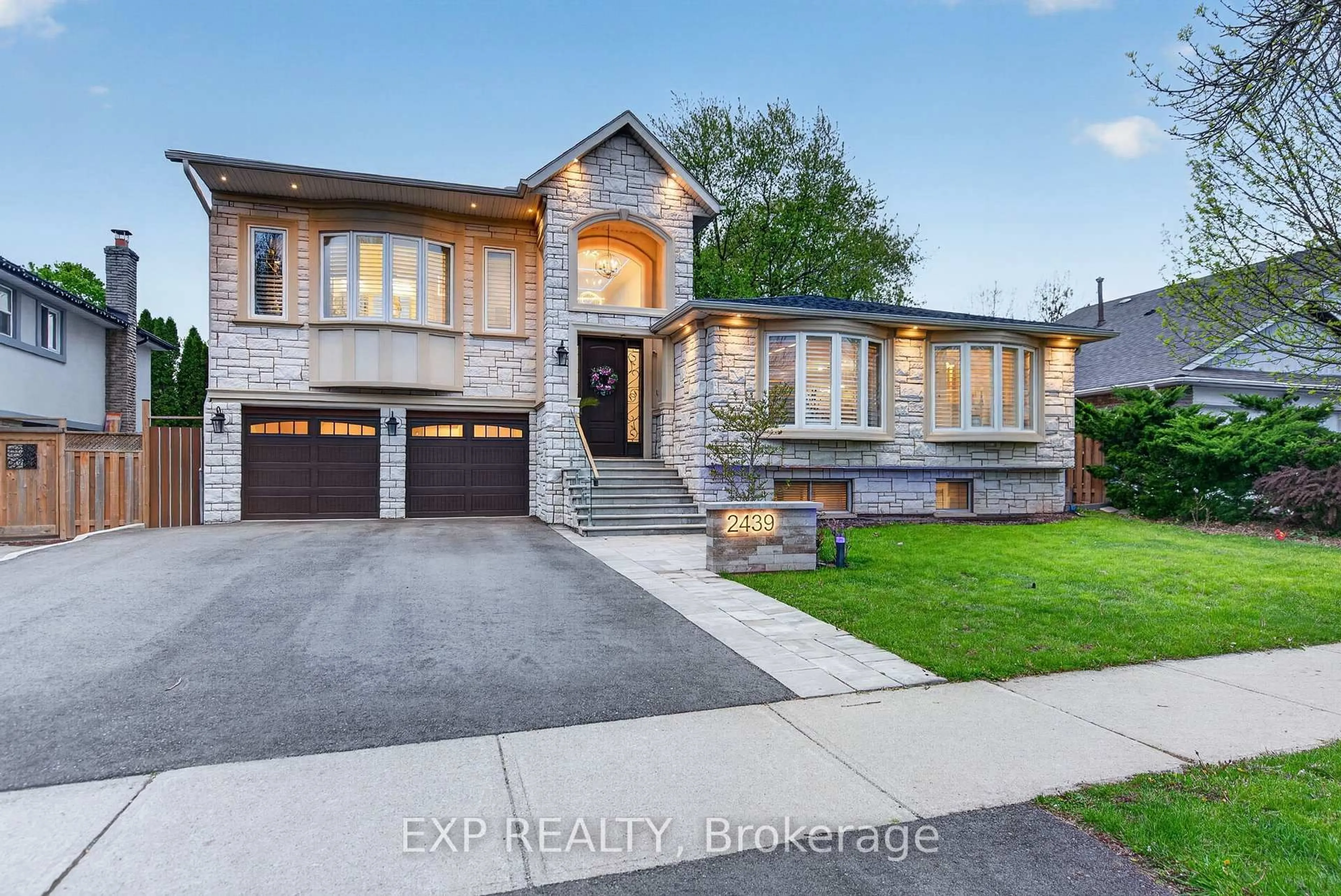 Unknown for 2439 Bridge Rd, Oakville Ontario L6L 2G9