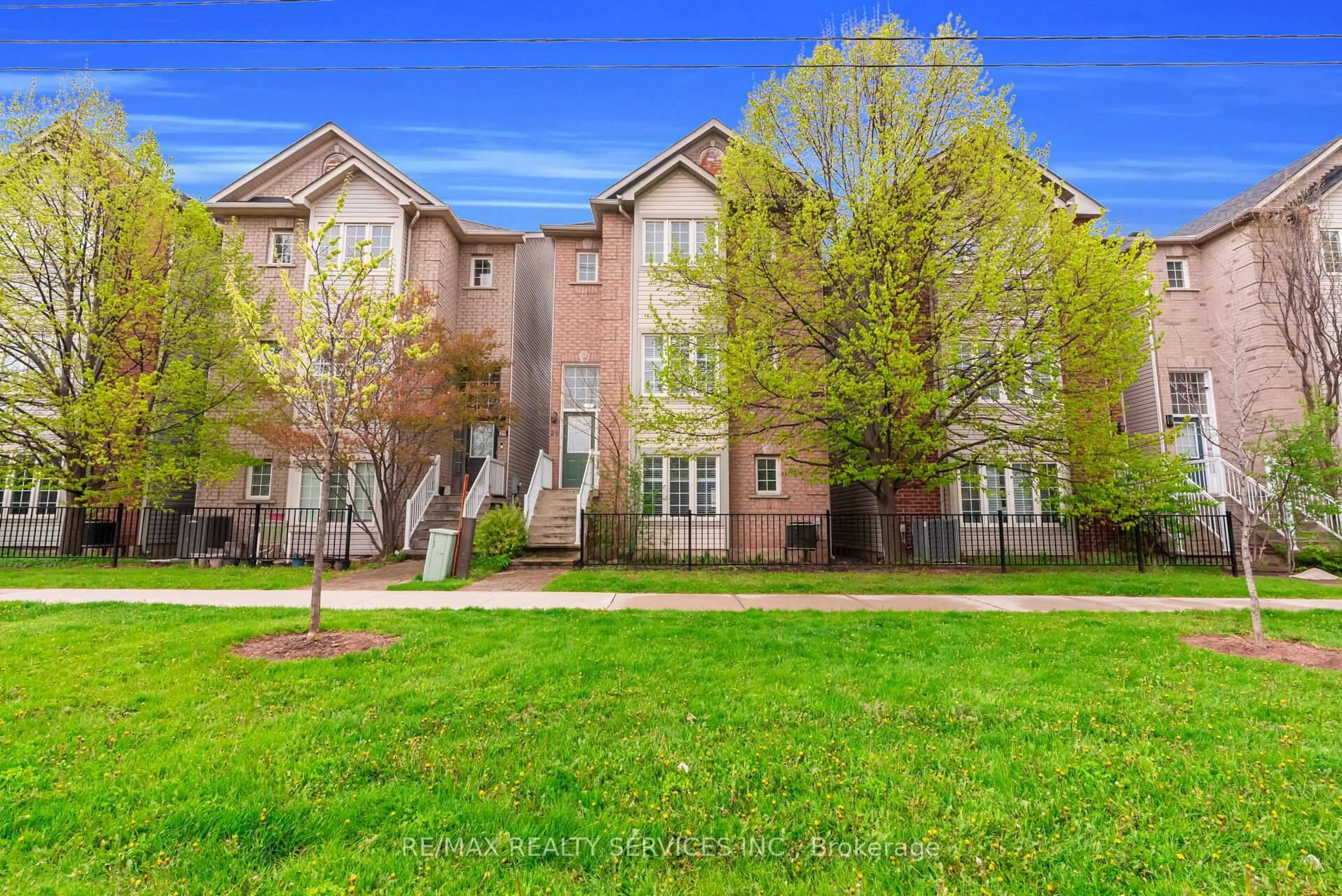 A pic from outside/outdoor area/front of a property/back of a property/a pic from drone, street for 5110 Fairview St #28, Burlington Ontario L7L 7H6
