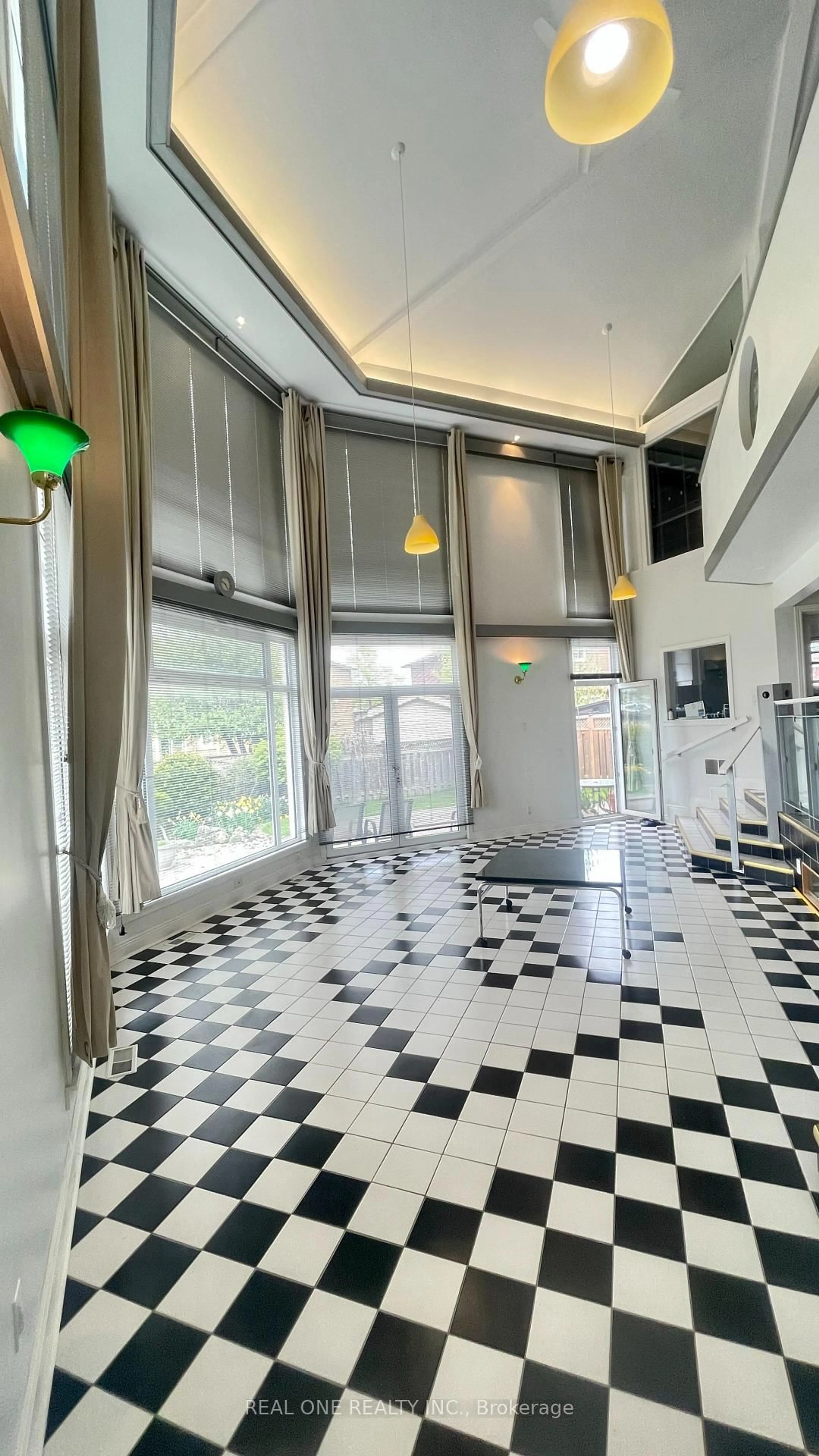 Indoor foyer for 71 Stock Ave, Toronto Ontario M8Z 5C5