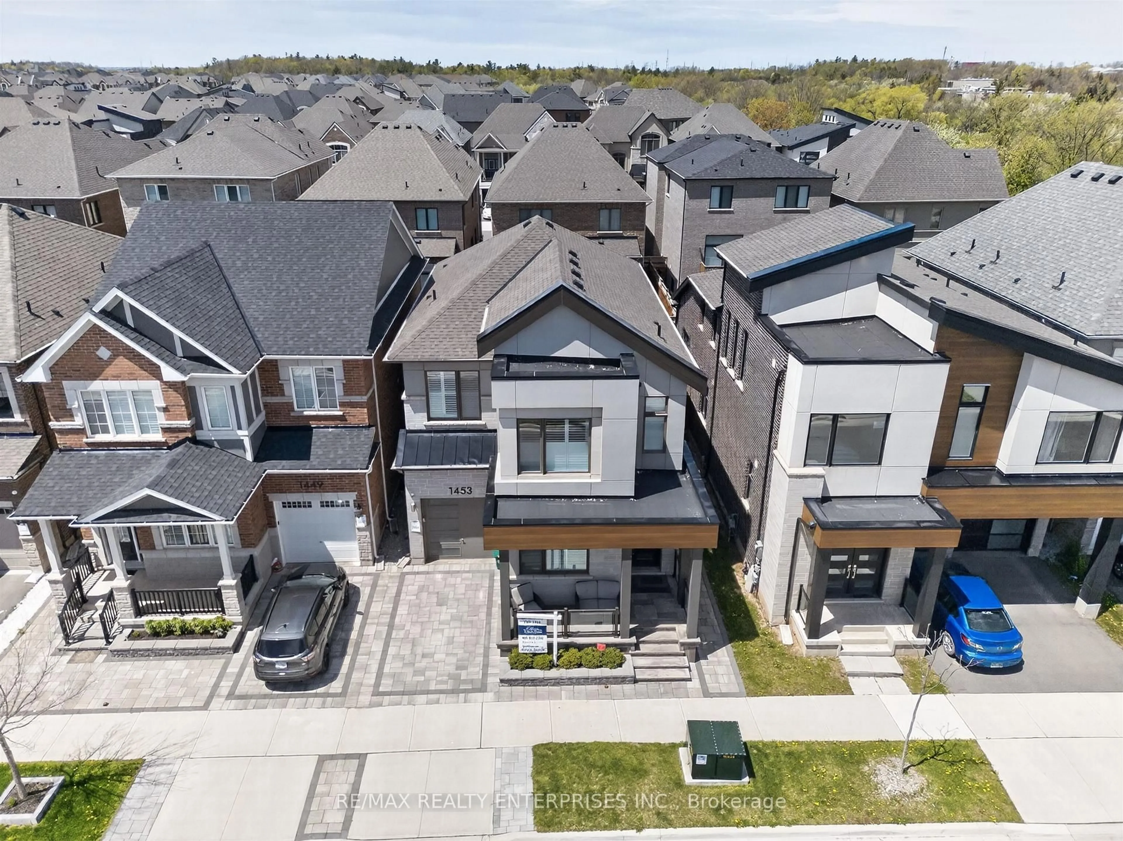 A pic from outside/outdoor area/front of a property/back of a property/a pic from drone, street for 1453 Varelas Passage, Oakville Ontario L6H 3S3