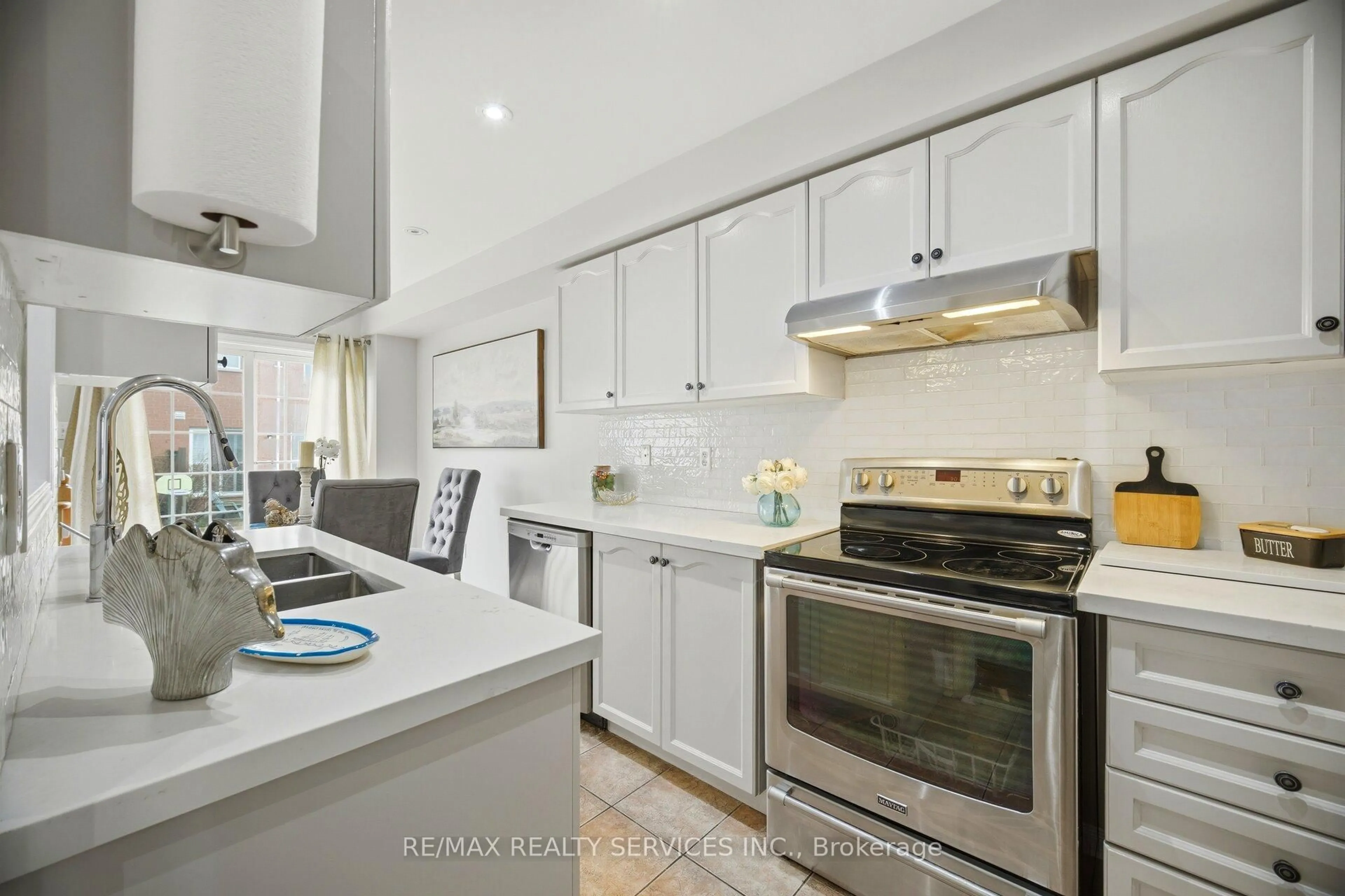Open concept kitchen, ceramic/tile floor for 525 Novo Star Dr #179, Mississauga Ontario L5W 1Y1