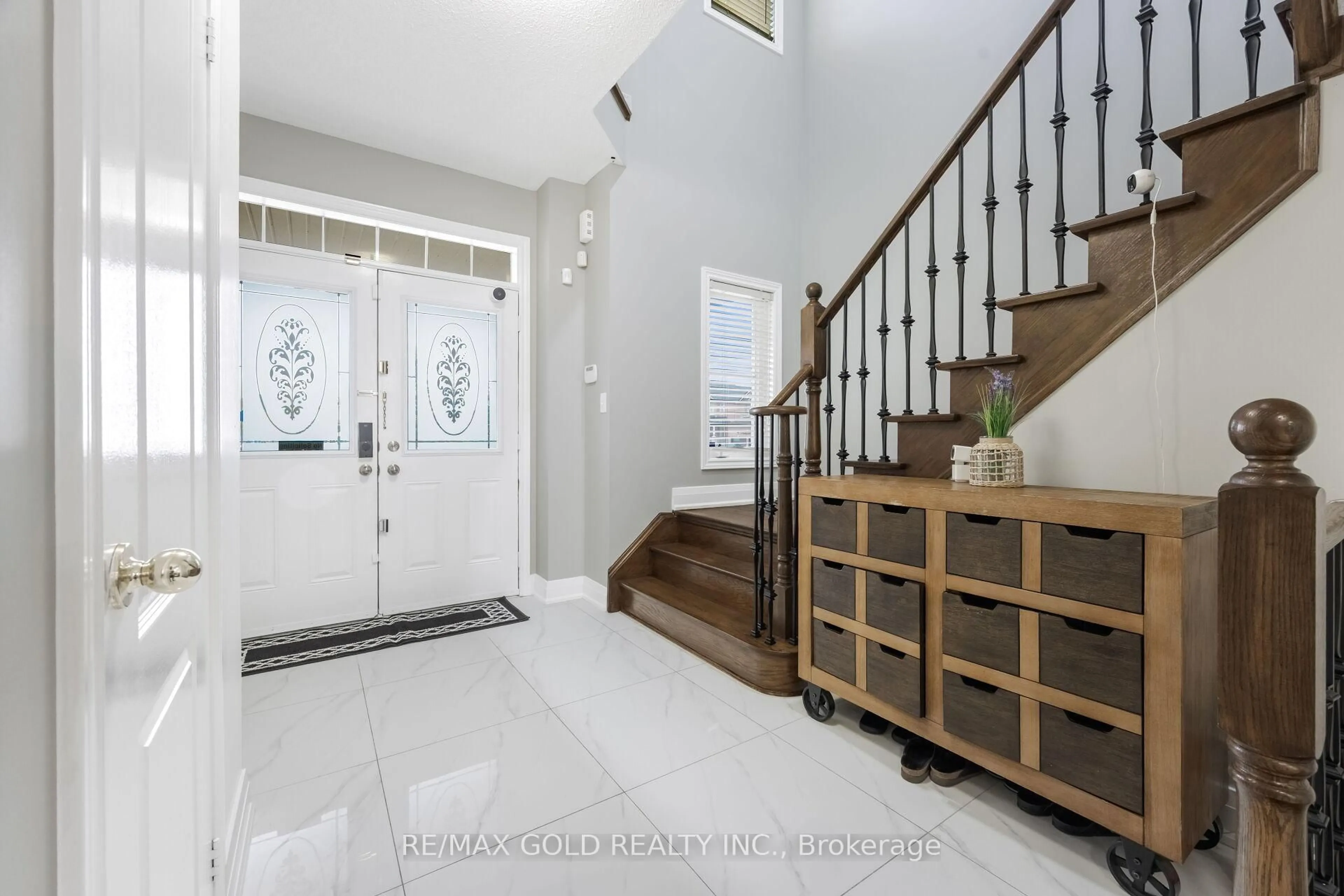 Indoor entryway for 64 Strathdale Rd, Brampton Ontario L6P 2Y4