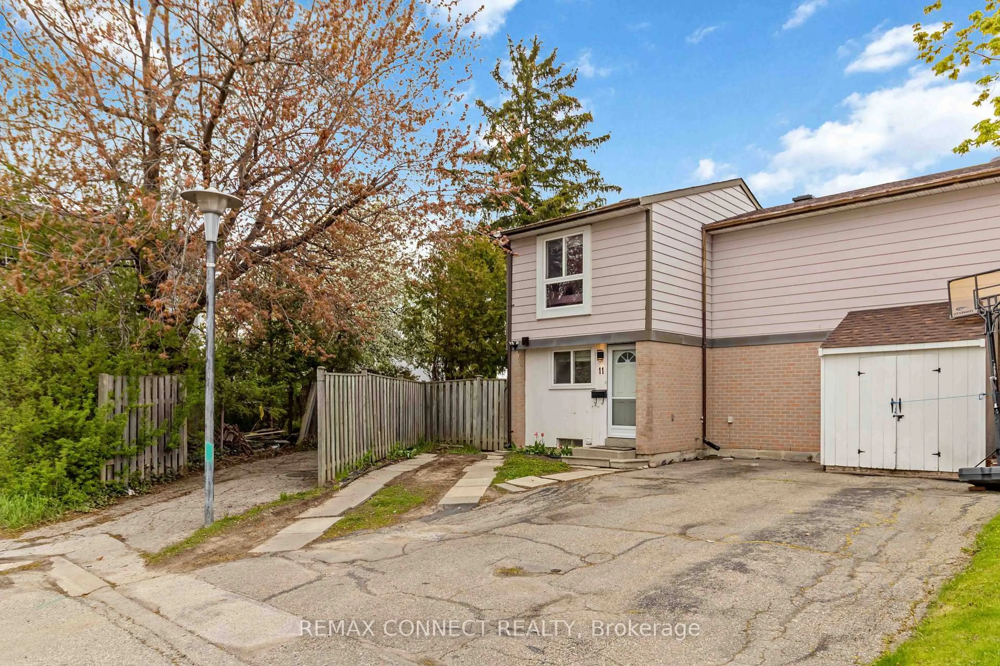 A pic from outside/outdoor area/front of a property/back of a property/a pic from drone, street for 11 Grantbrook Crt, Brampton Ontario L6S 2K8