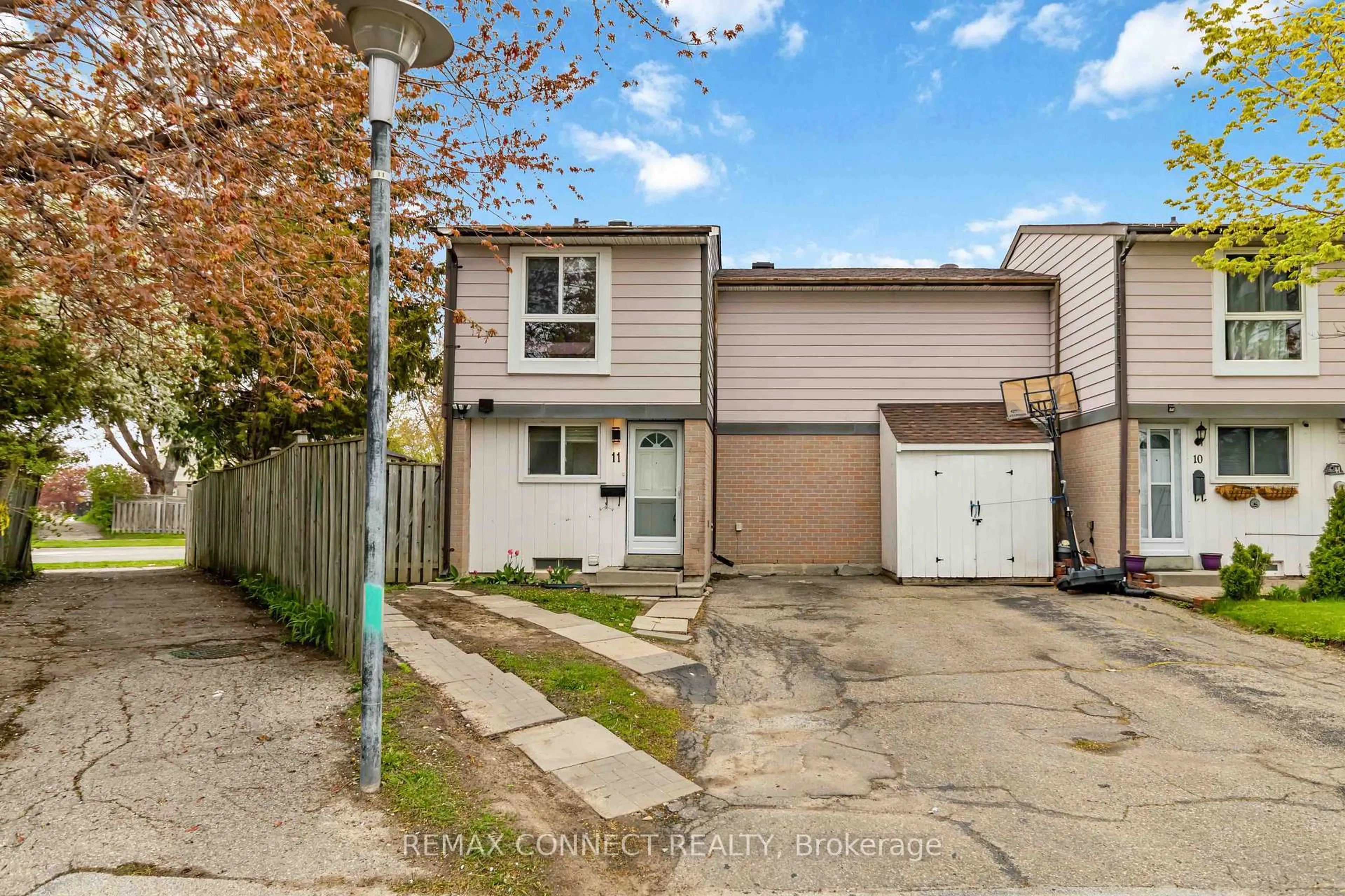 A pic from outside/outdoor area/front of a property/back of a property/a pic from drone, street for 11 Grantbrook Crt, Brampton Ontario L6S 2K8