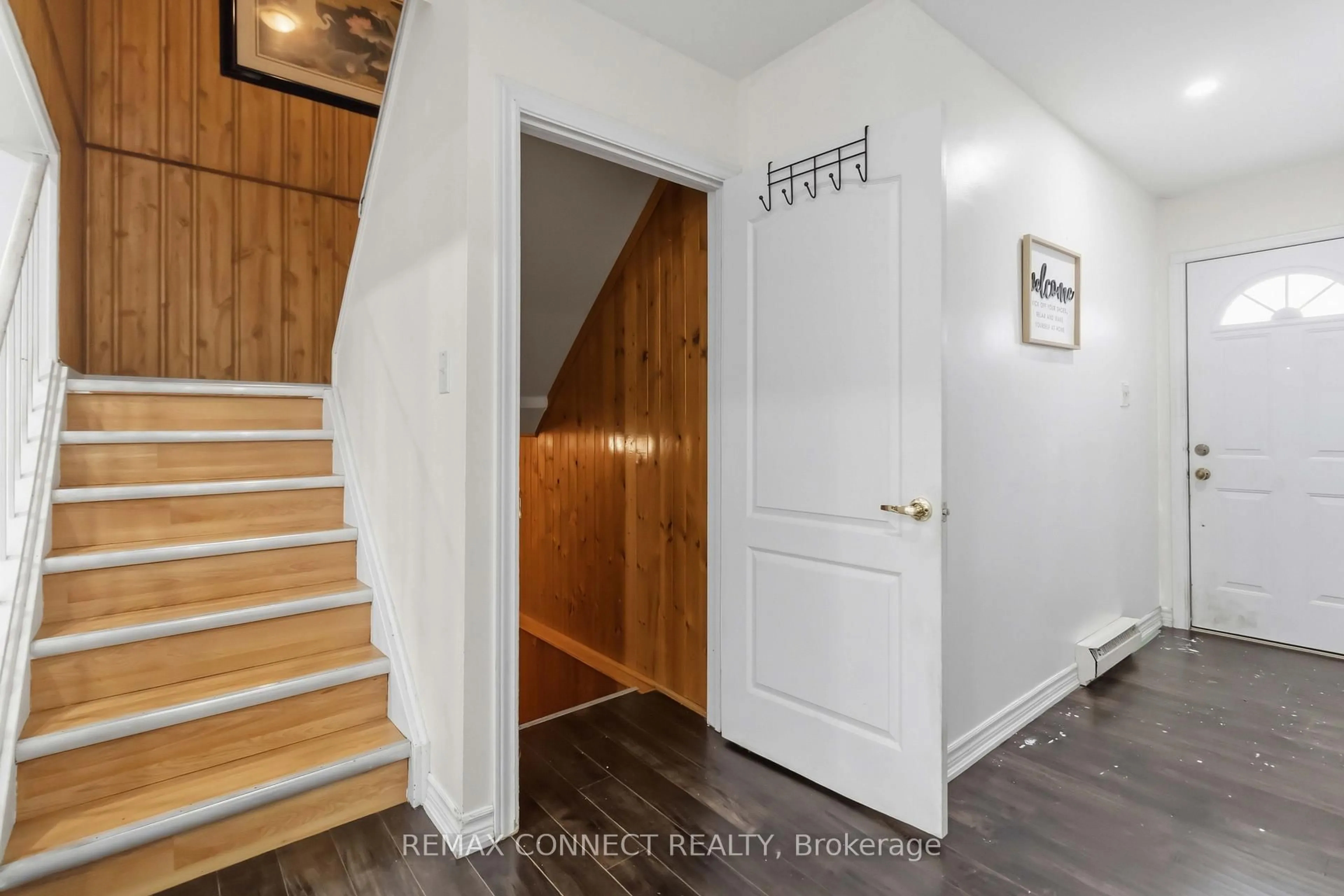 Indoor entryway for 11 Grantbrook Crt, Brampton Ontario L6S 2K8